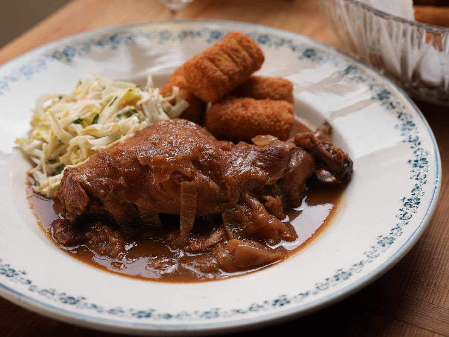 Konijn met peperkoek en kroketten