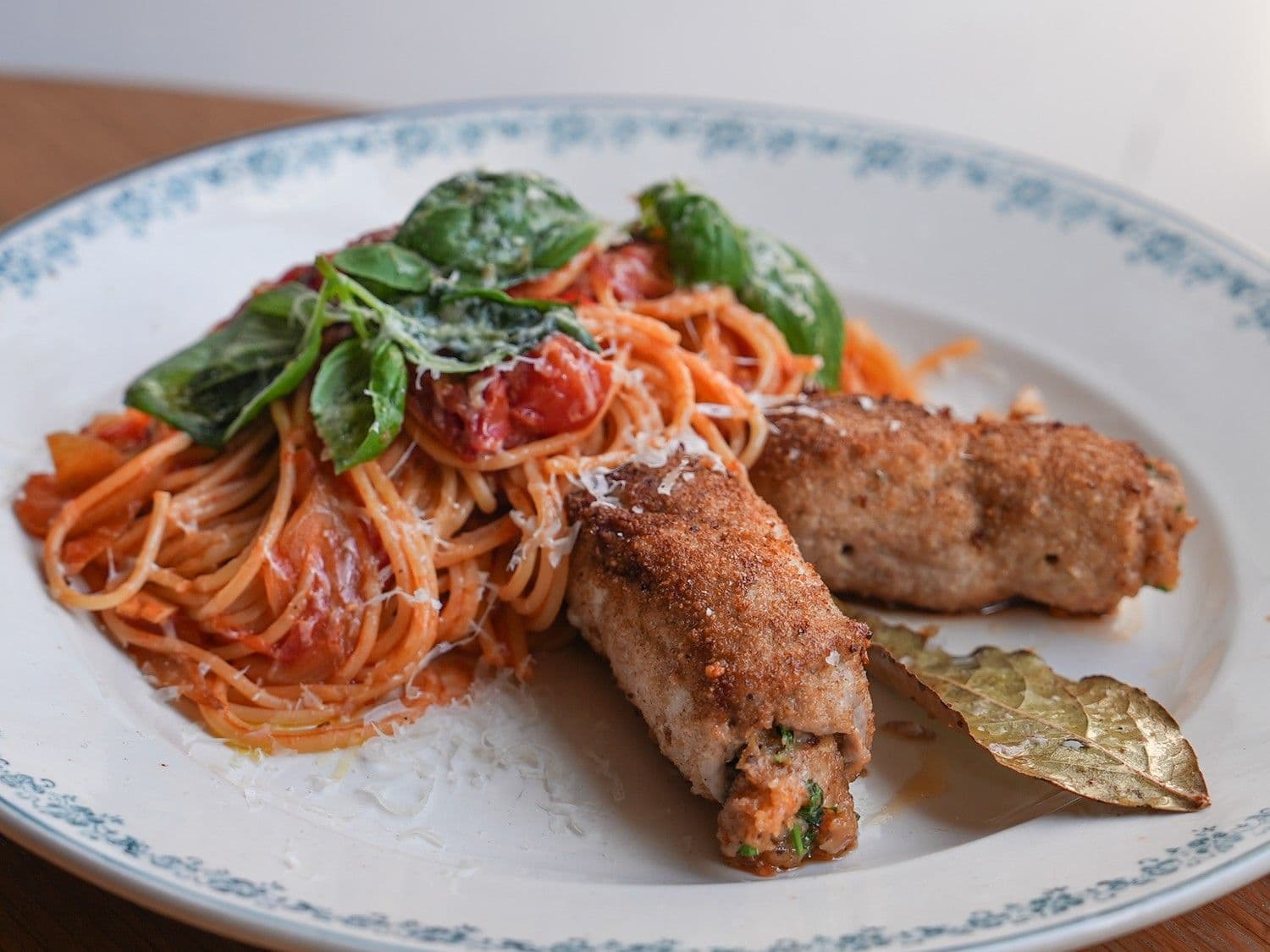 Involtini van kalfsvlees met tomatensaus en pasta