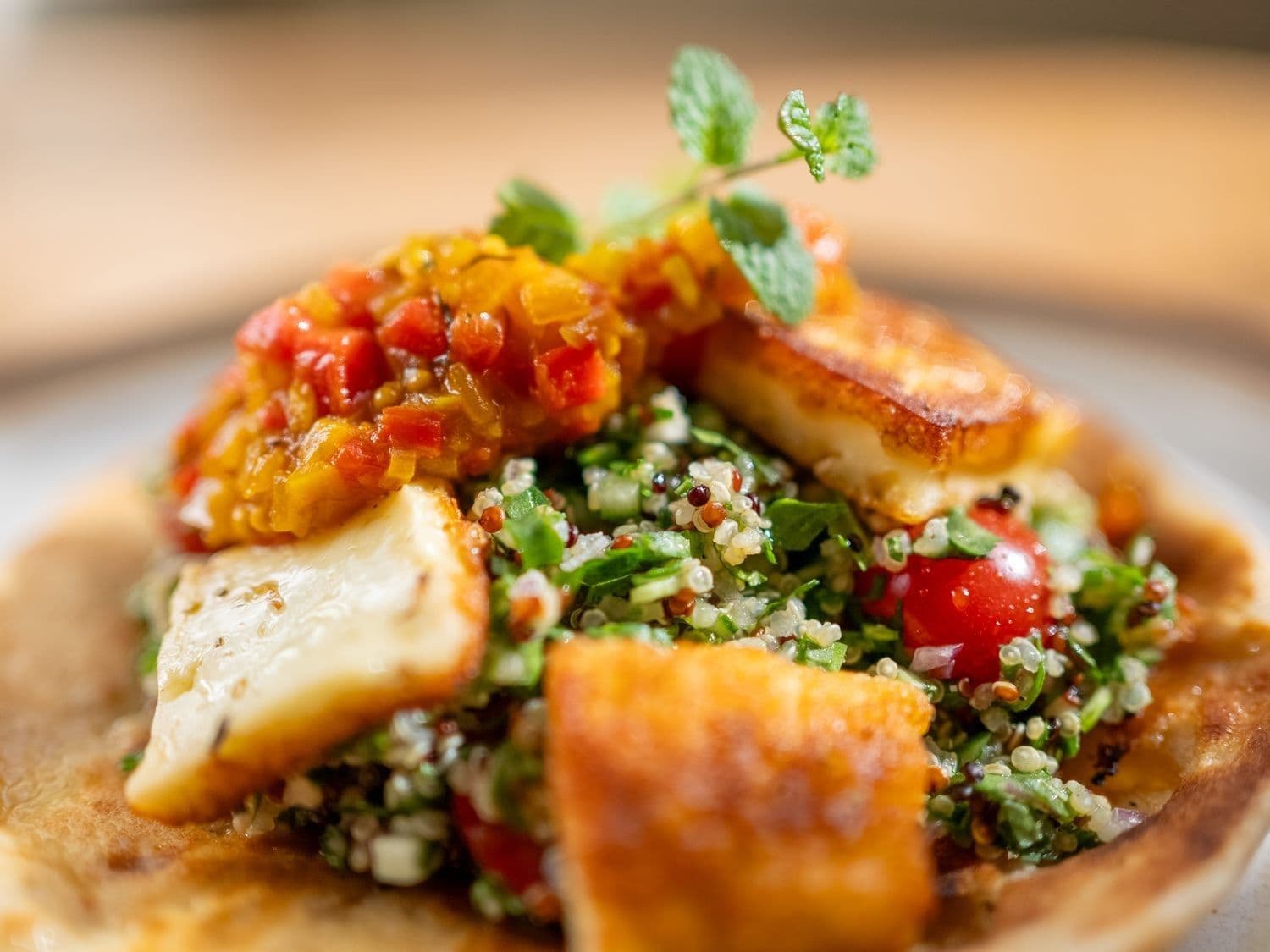 Quinoa tabouleh met Berloumi en relish van paprika en chili
