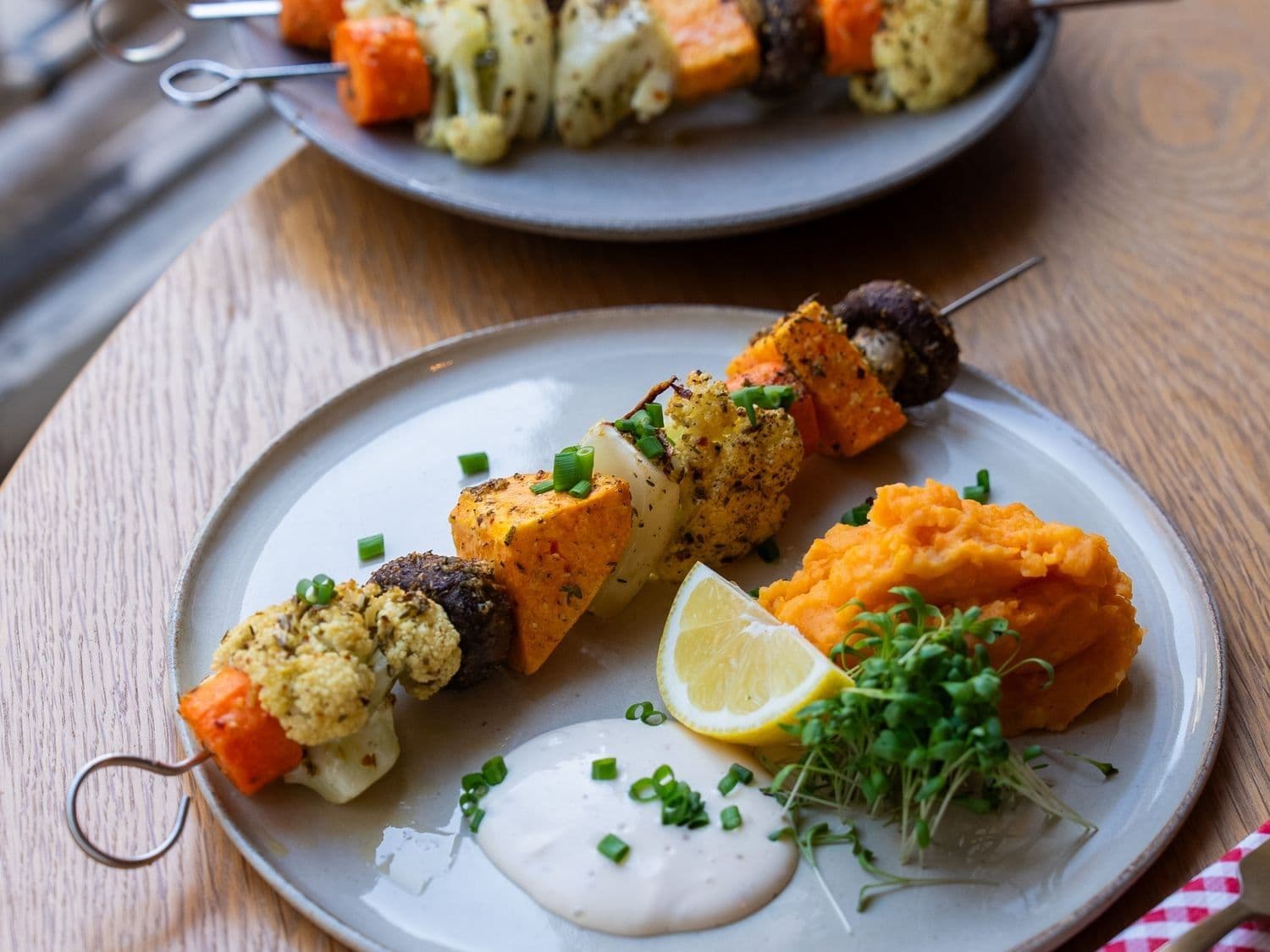 Groentetwijfelaar met zoete aardappelpuree en citroenmayonaise