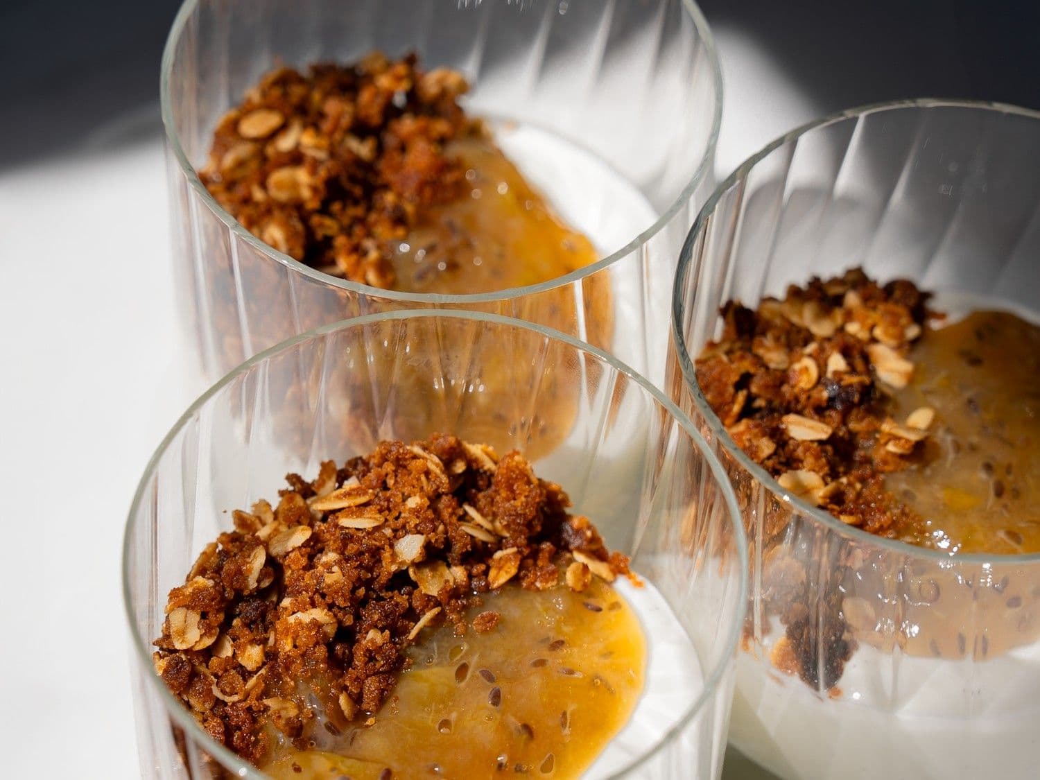 Compote van stekelbessen met plattekaasmousse en havermoutcrumble