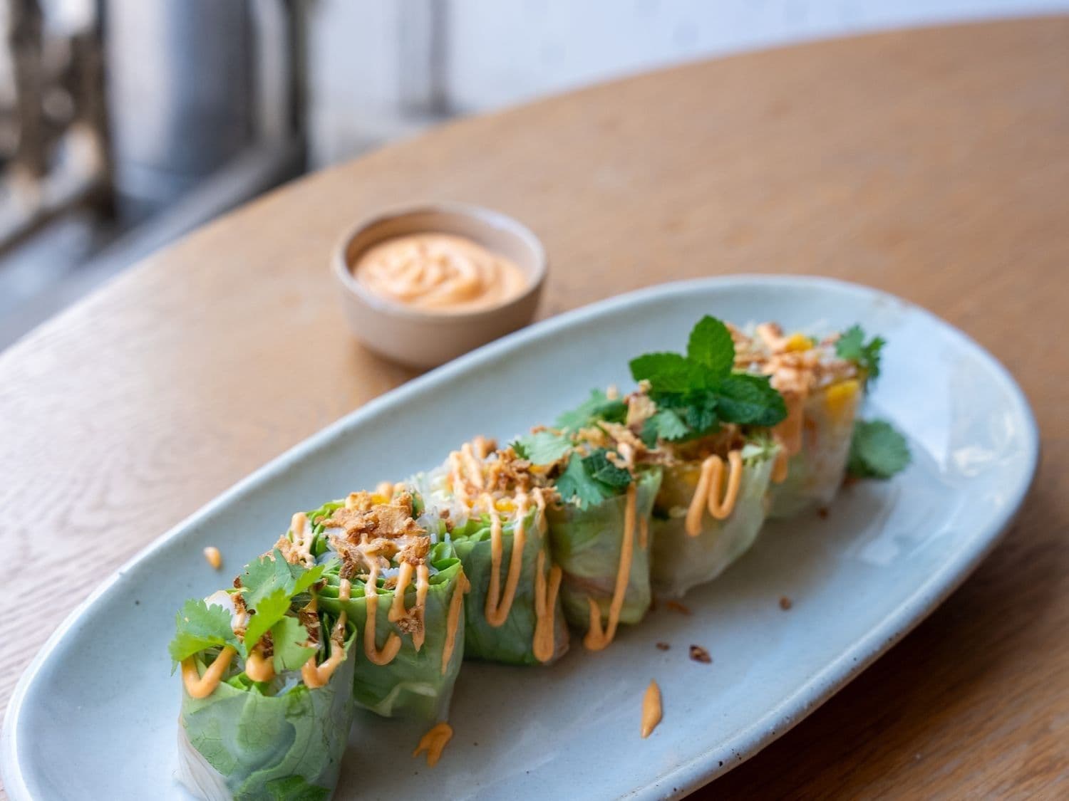 Rijstpapierrol met scampi-mihoensalade en thaise dressing met sriracha