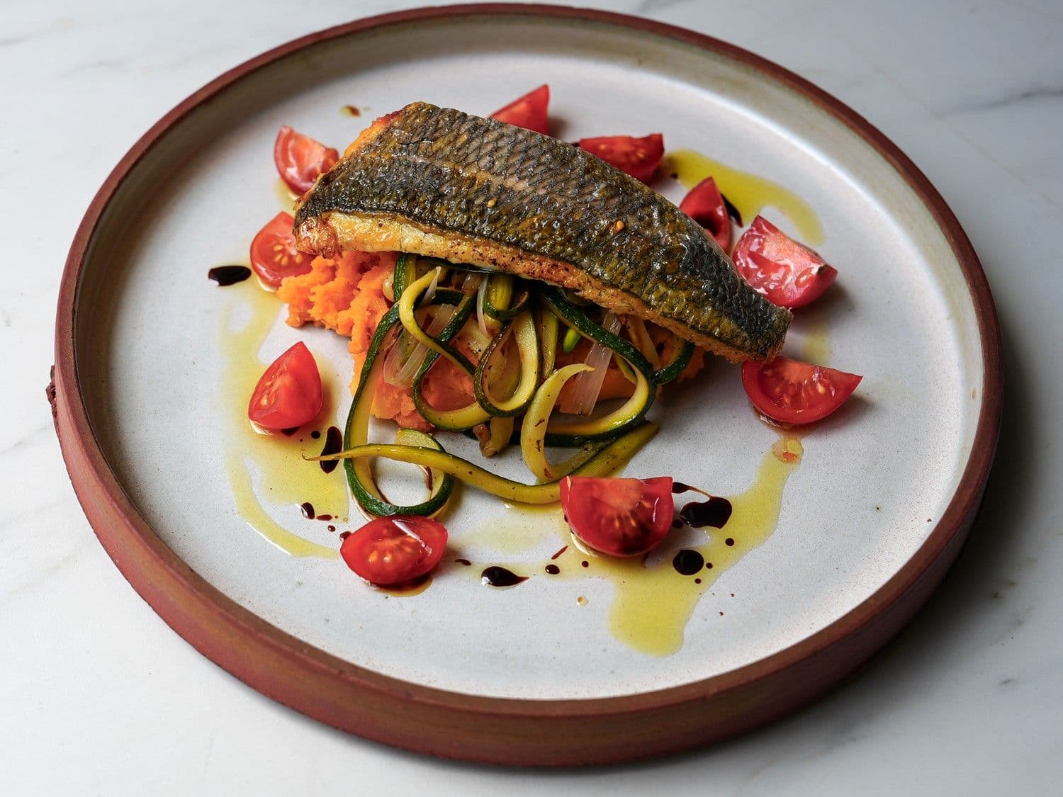 Dorade met tomatenpestopuree en linguine van courgette