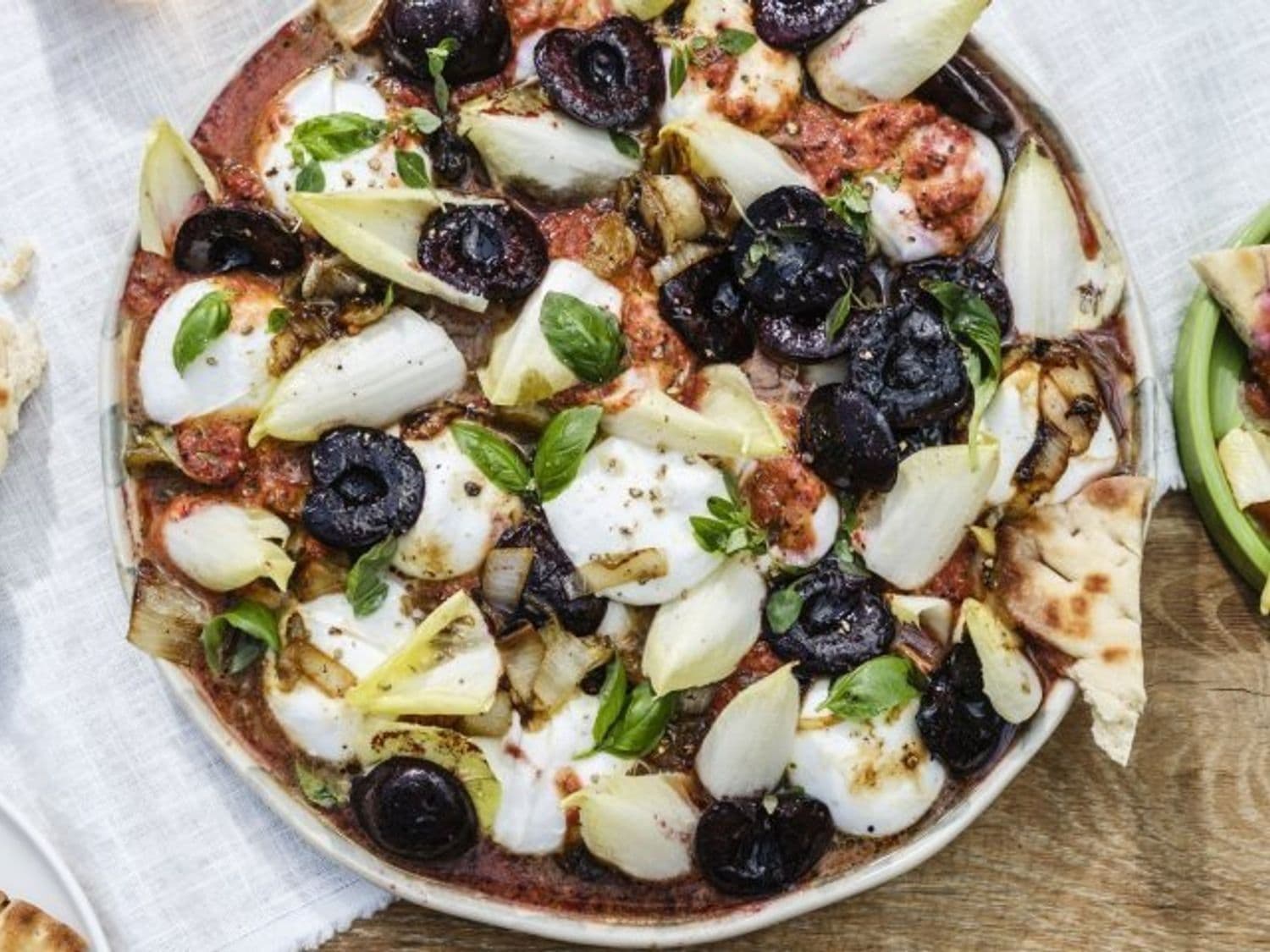 Burrata met gekaramelliseerd witloof en tomatenvinaigrette