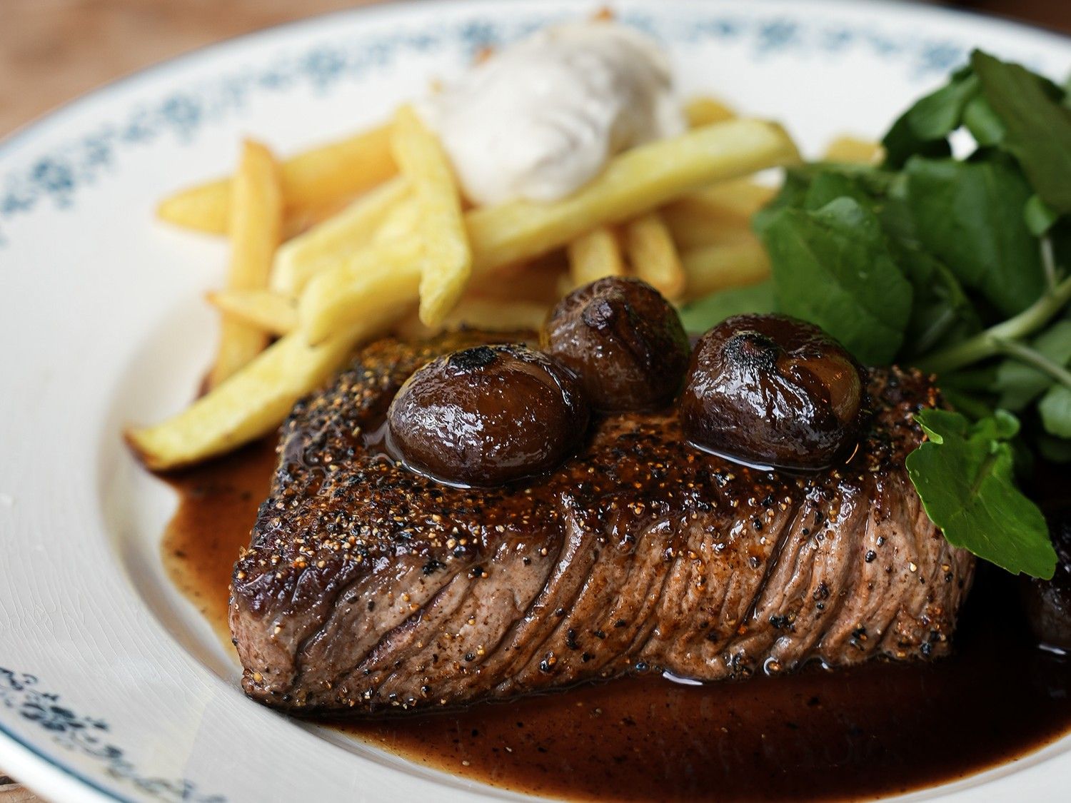 Pepersteak met frieten, jus met madeira en borettane uitjes