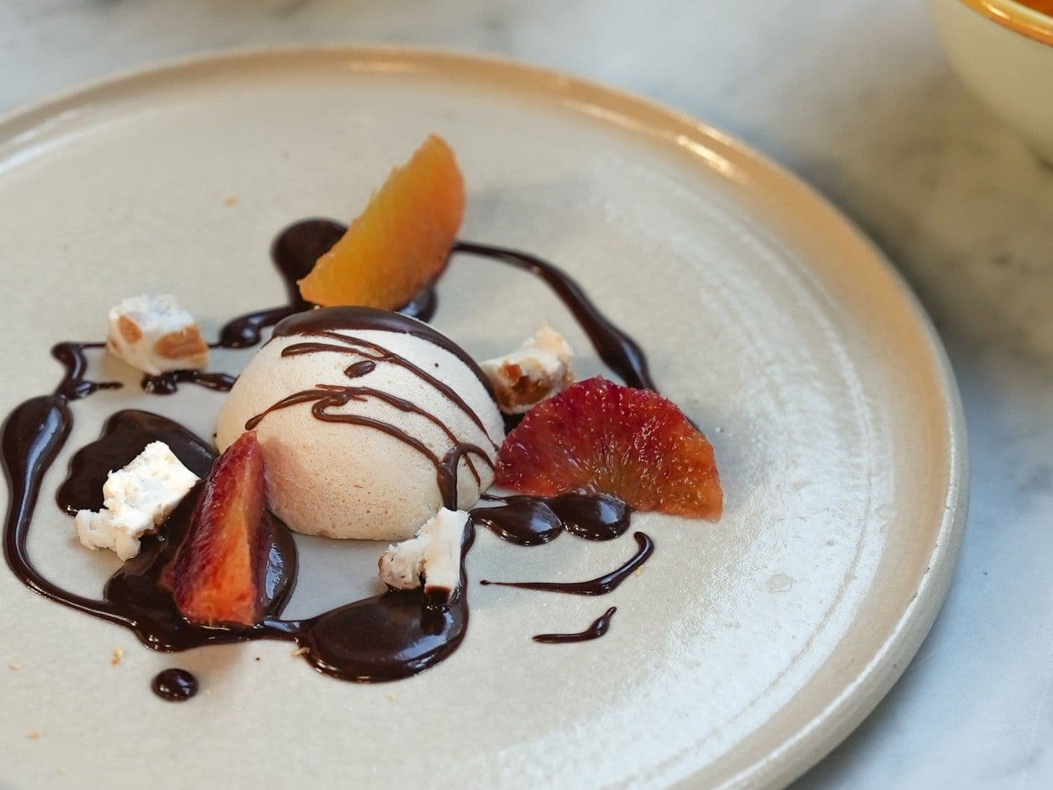 Semifreddo van bloedappelsien met chocoladesaus en nougat