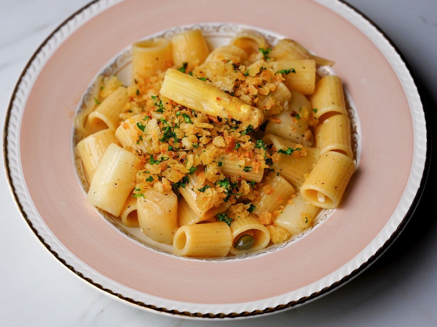 Rigatoni met asperges, ansjovis, kappers en pangrattato