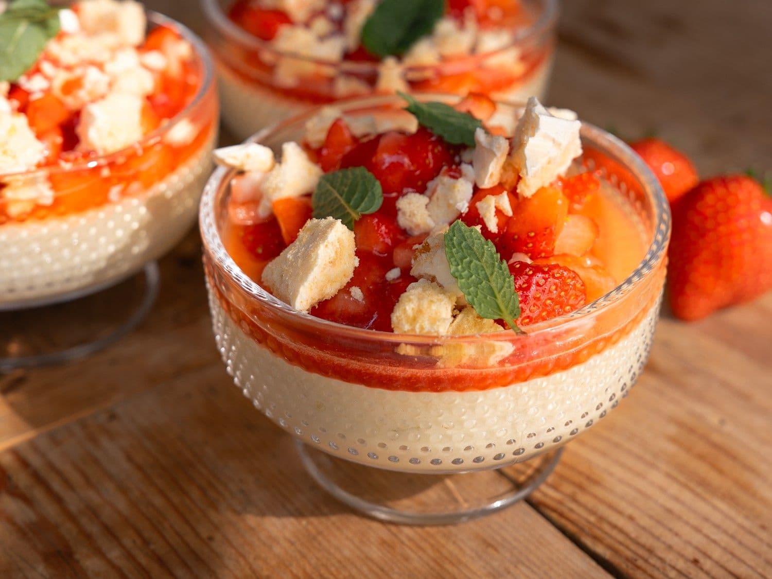 Pistachemousse met aardbeien en meringue