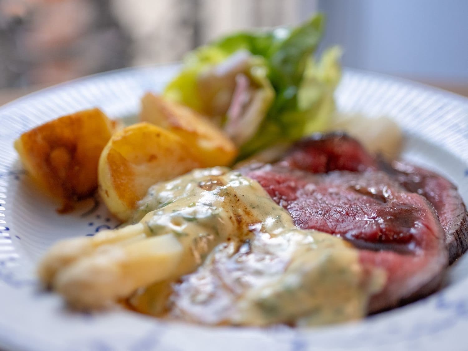 Rosbief met Béarnaise, asperges en gebakken aardappelen