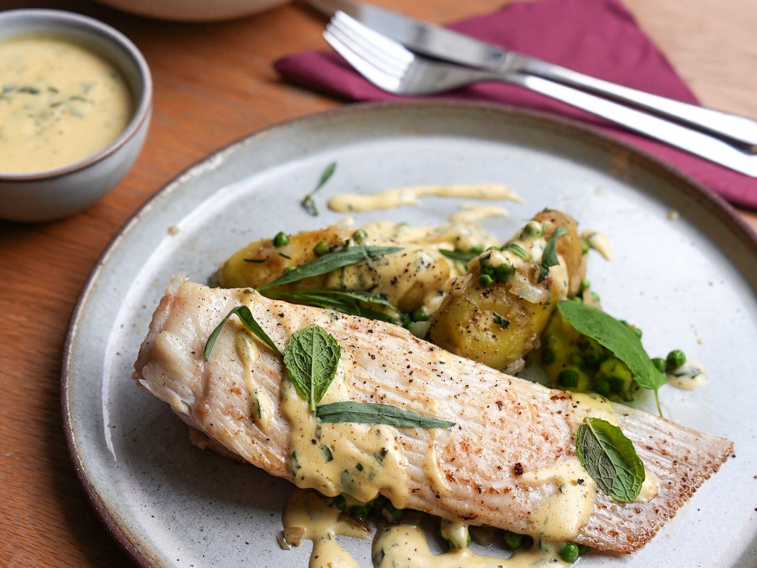Rog met paloisesaus, erwtjes en aardappelen