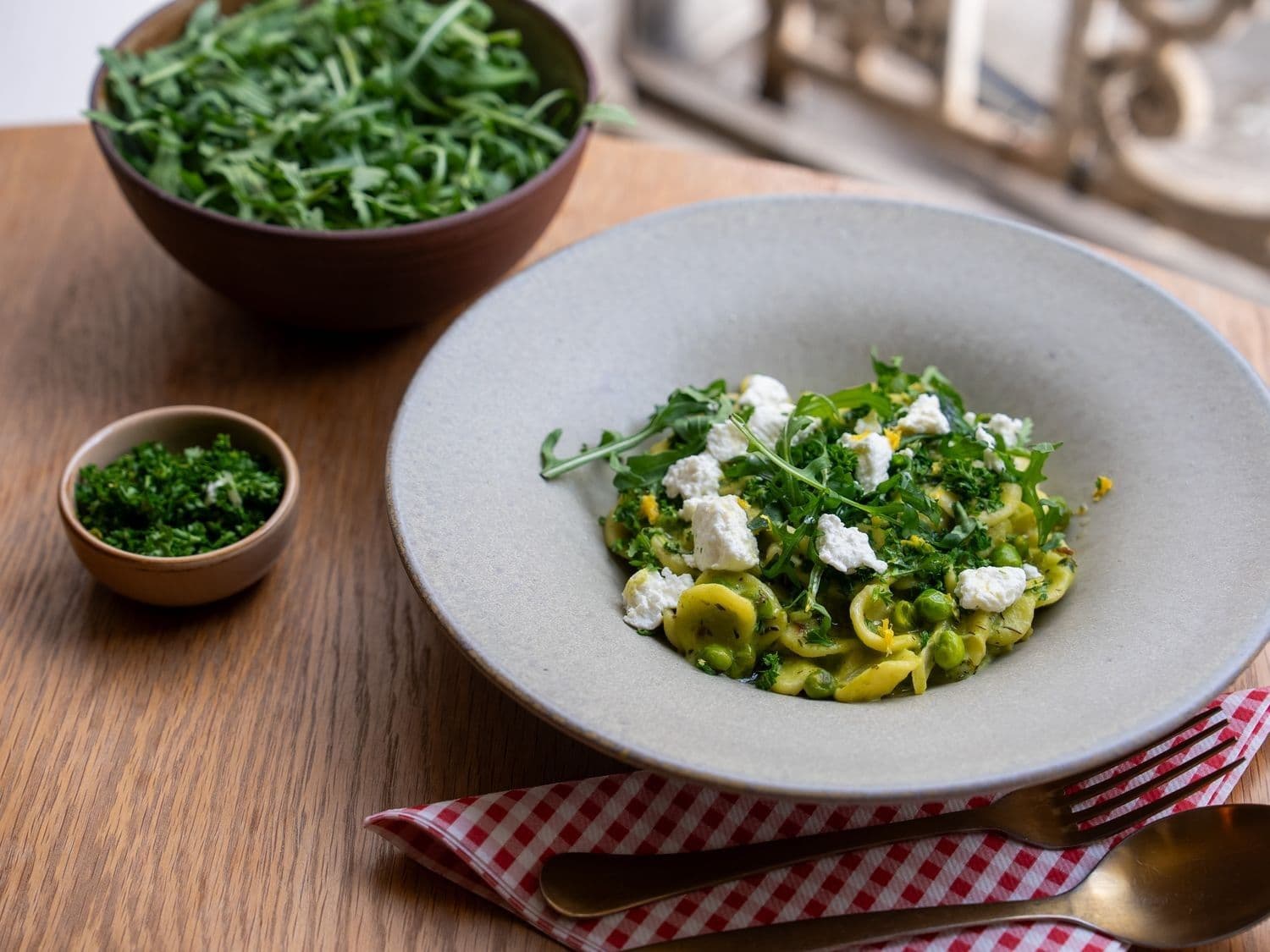 Orecchiette met geitenkaas en erwtjes