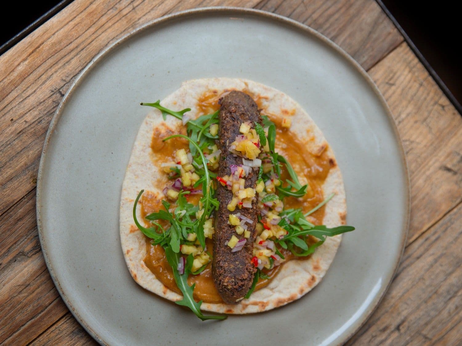 Tortilla met köfte van zwarte bonen, tahindressing en salsa van ananas