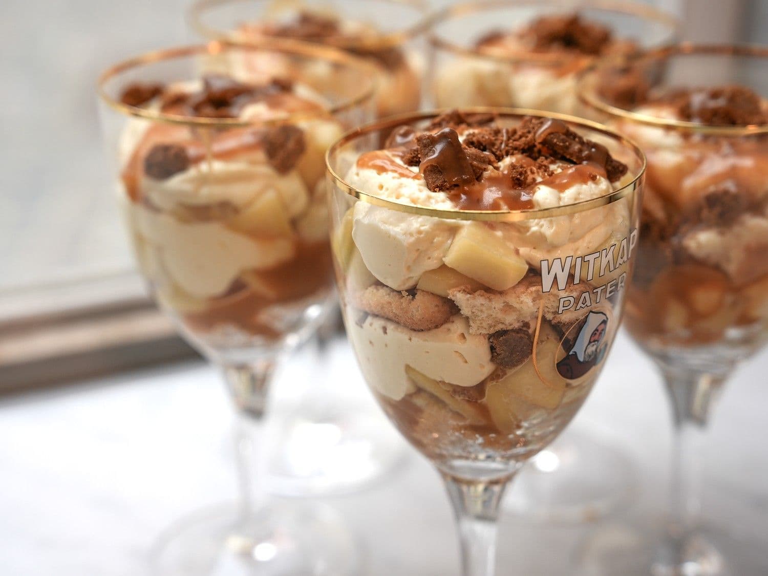 Witkap trifle met koude sabayon, appel, karamel en speculaas