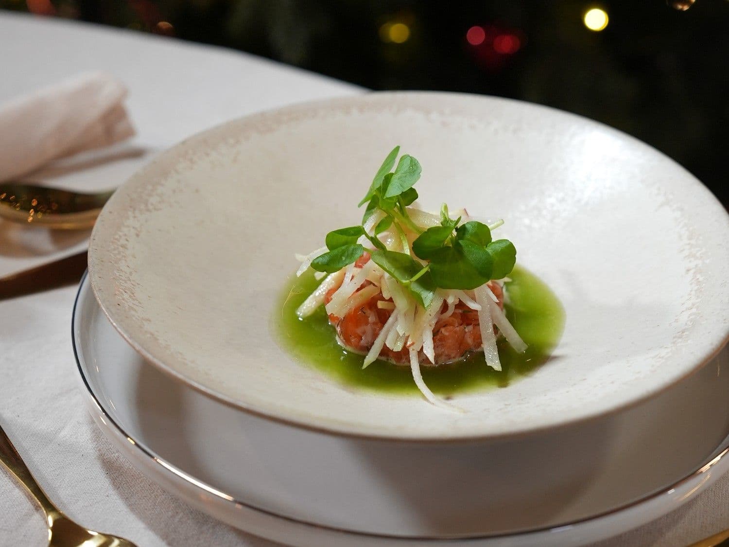 Gemarineerde zalm met koolrabi, jus van komkommer en jalapeño