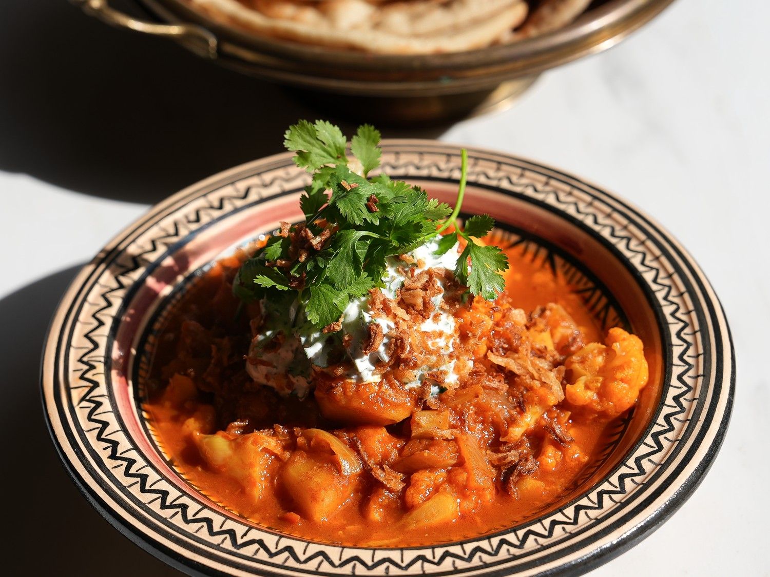 Bloemkoolcurry met aardappelen en raita