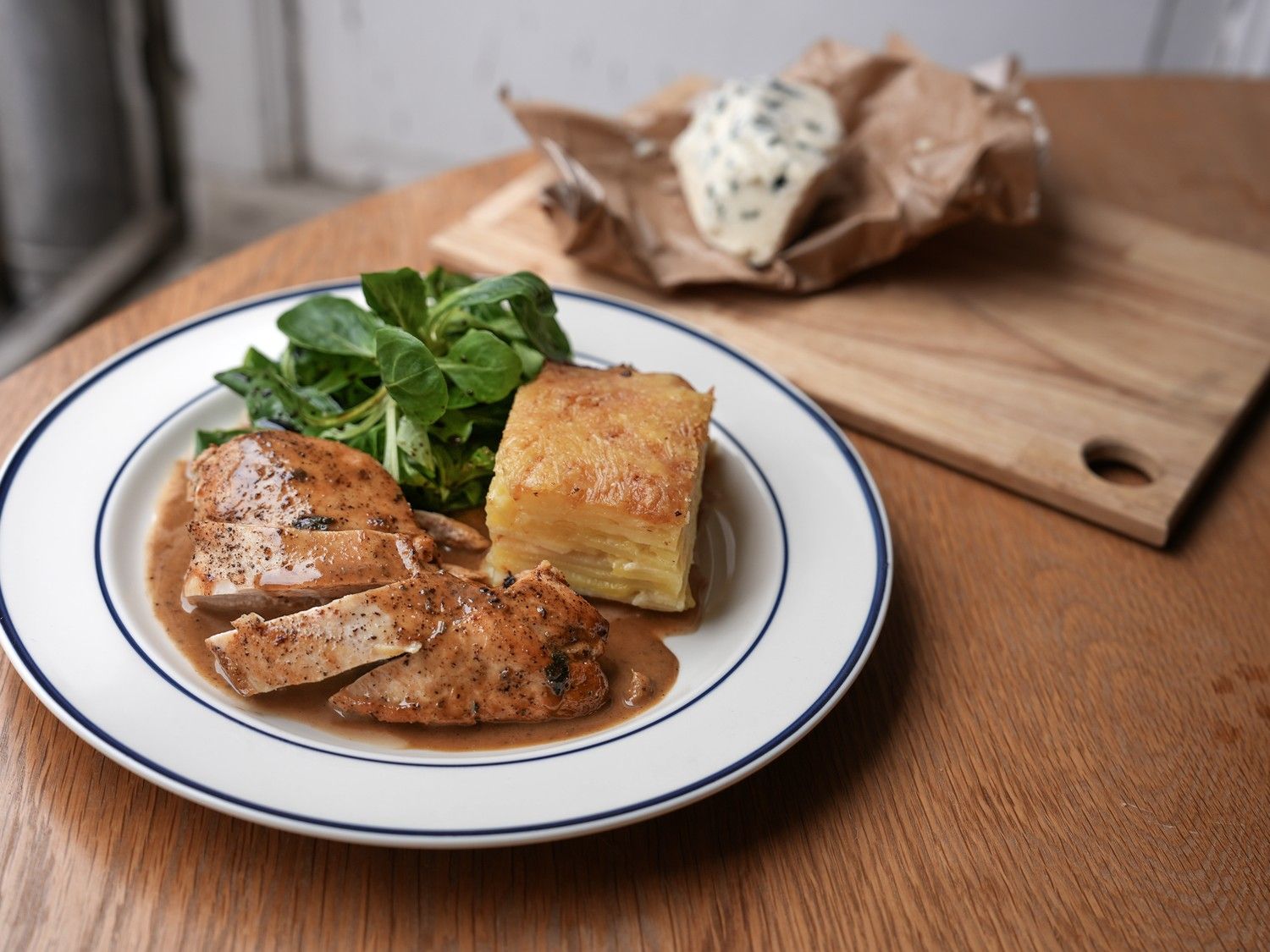 Gebakken kipfilet met Roquefortsaus, gratin van pastinaak en veldsla