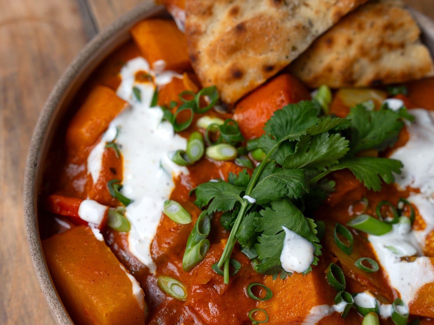 Zoete aardappel 'tikka masala' met flatbread