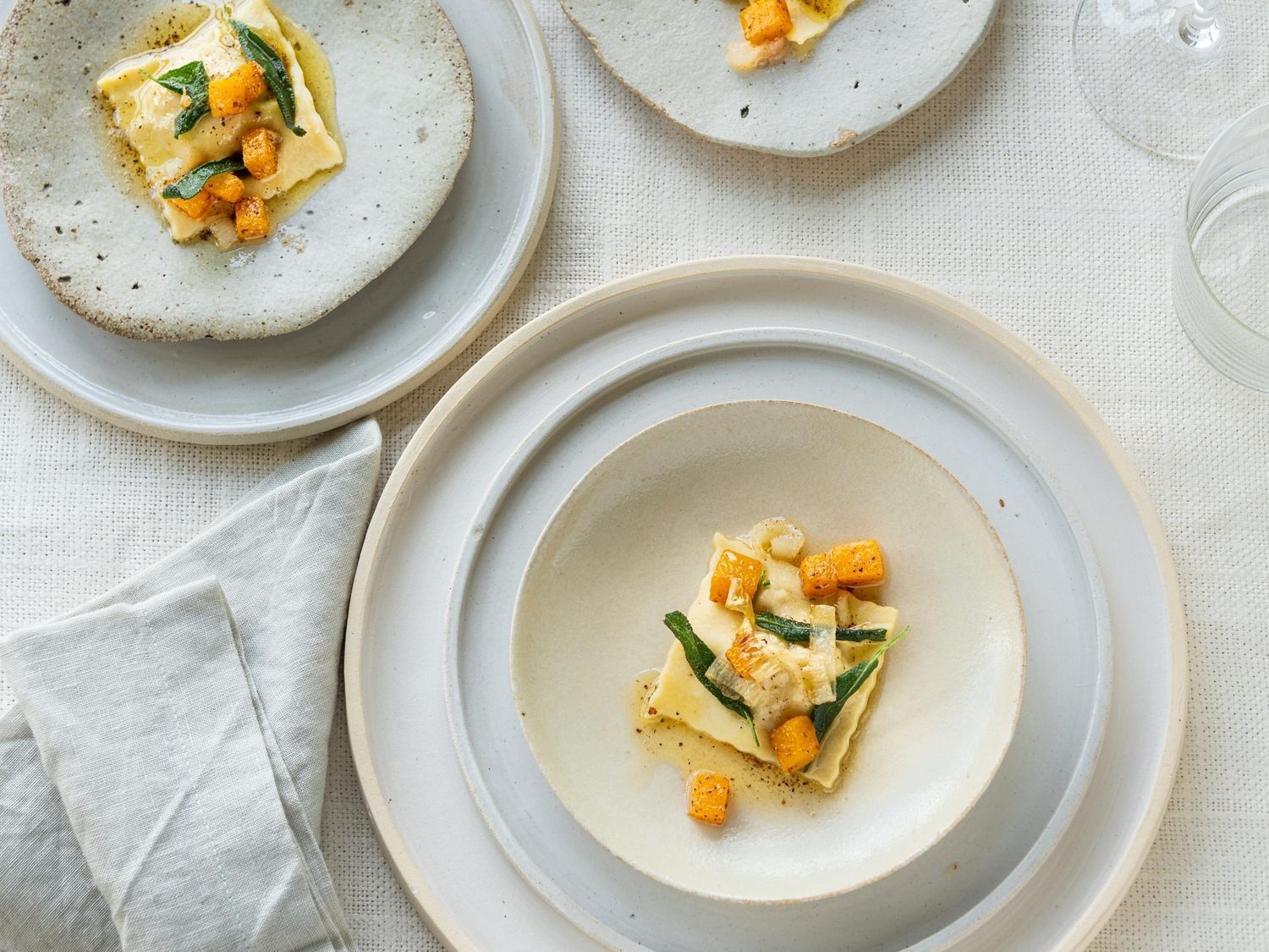 Ravioli met walnoot, pompoen en salieboter