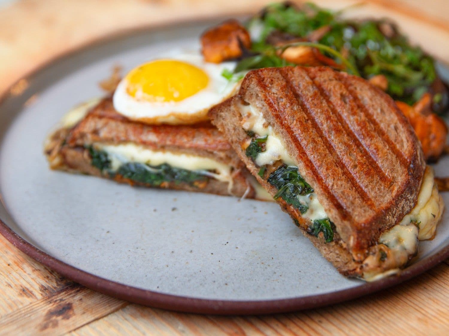 Croque cheval met boschampignons, Cantal en kruidensalade