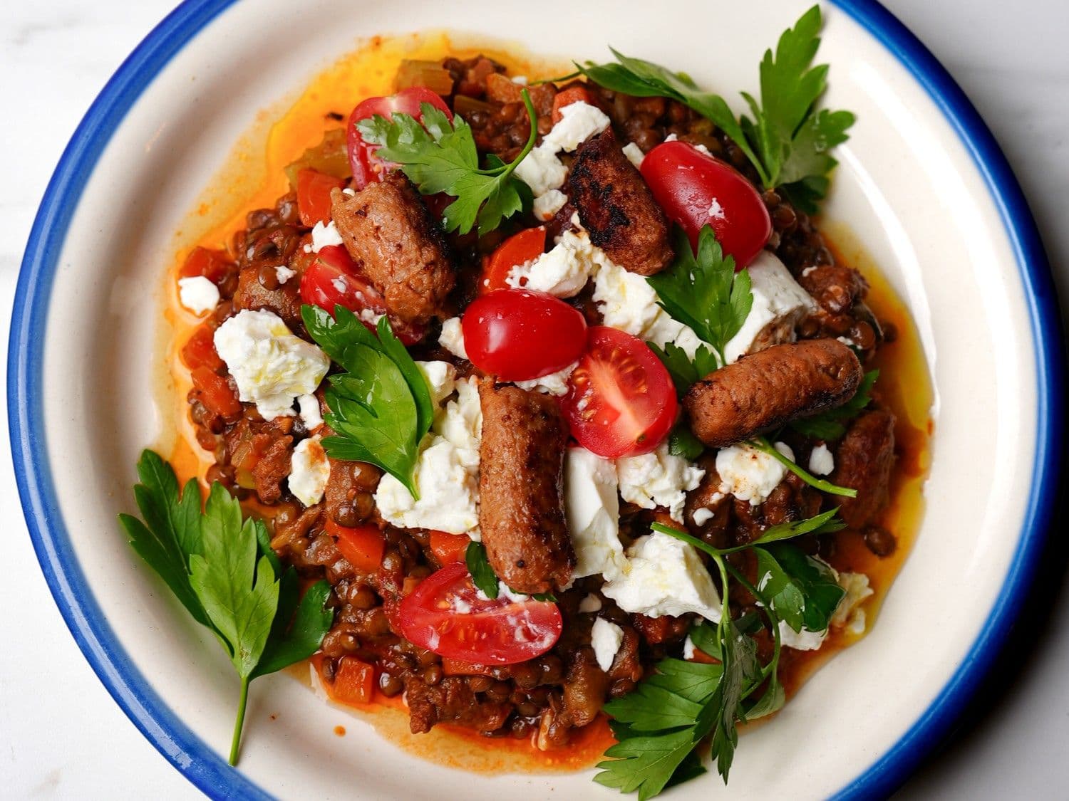 Stoofpot van linzen met aubergine, merguez en feta