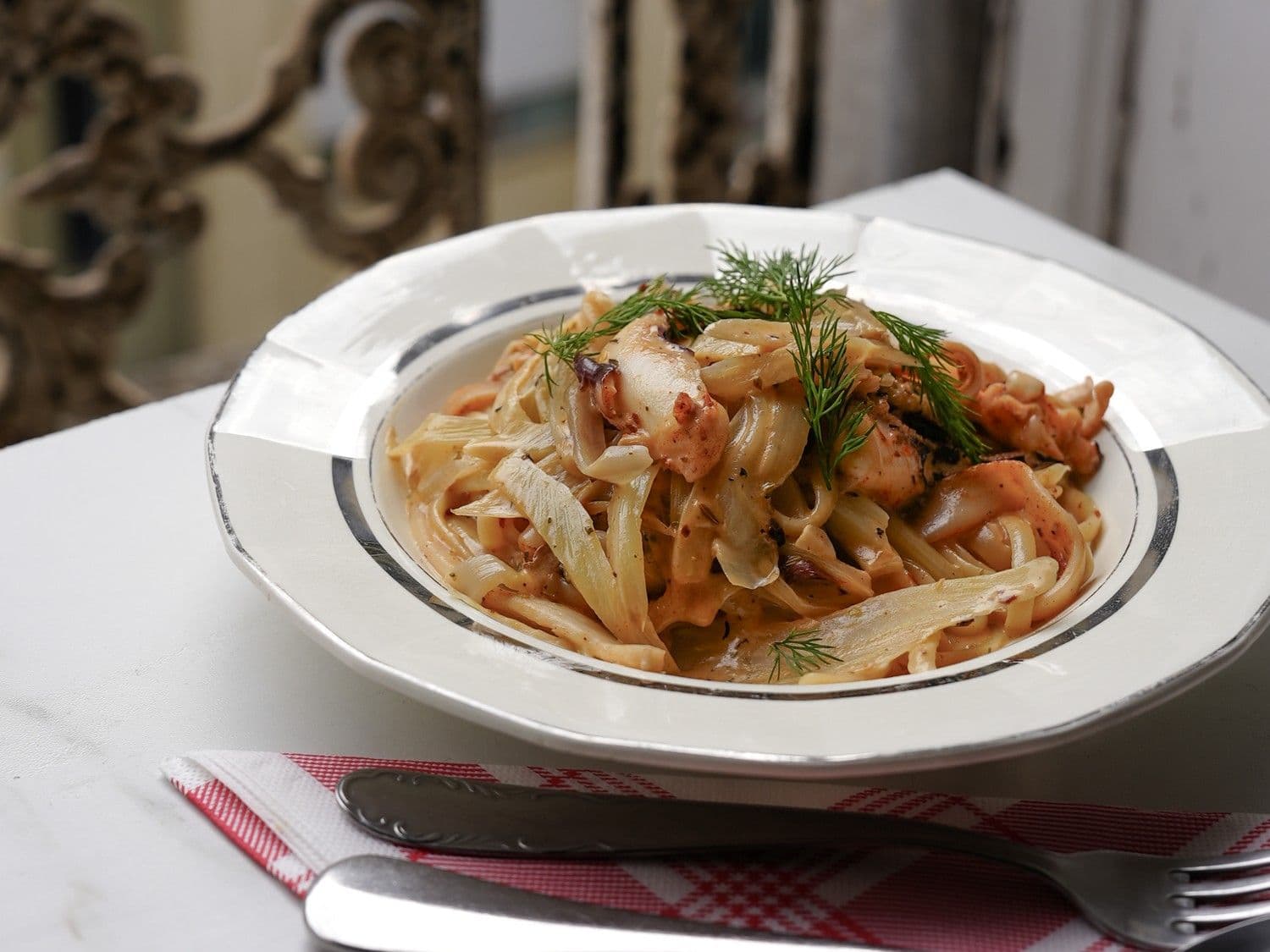 Romige pasta met zeekat, venkel en pastis
