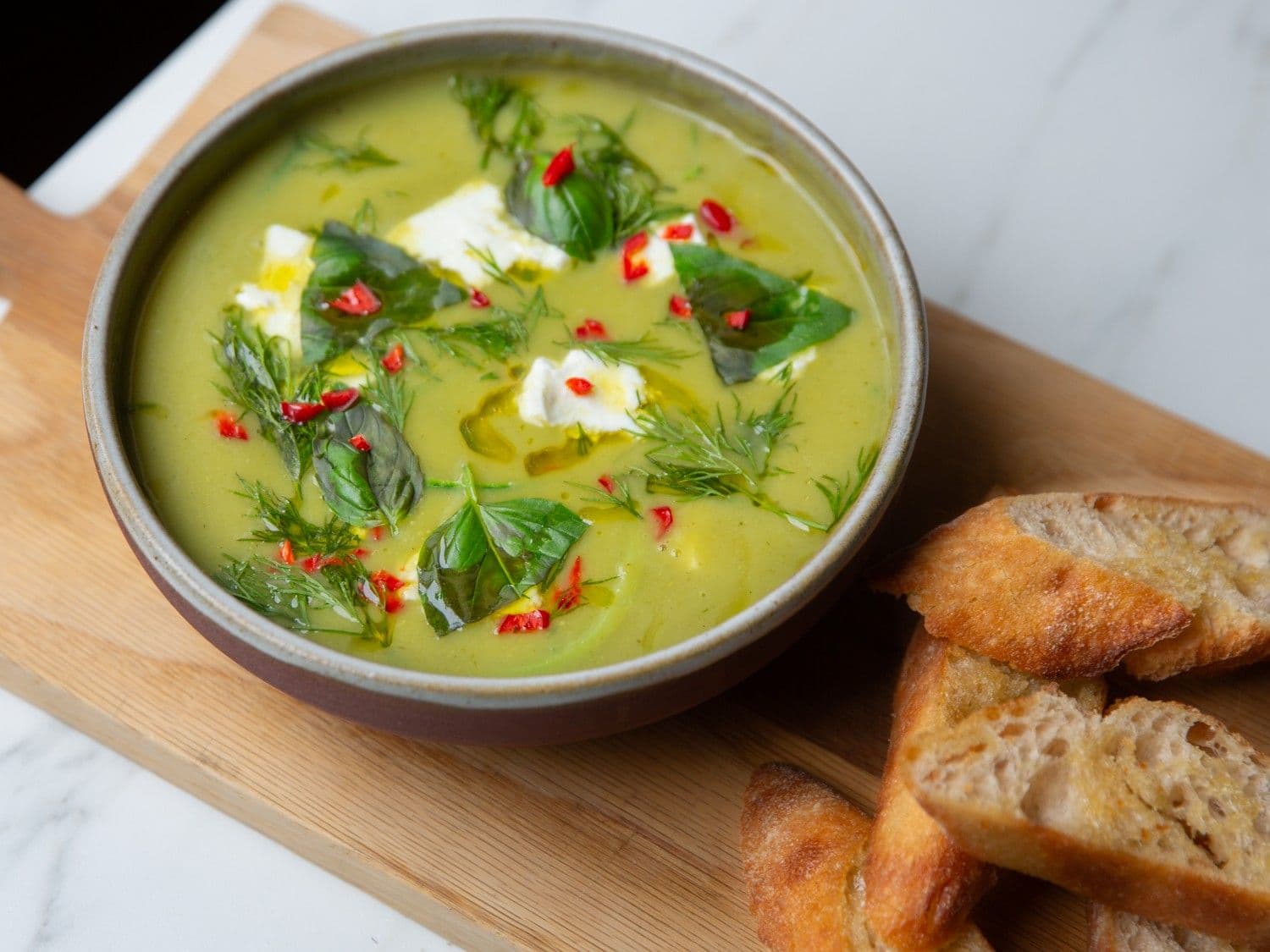 Komkommersoep met courgette en geitenkaas