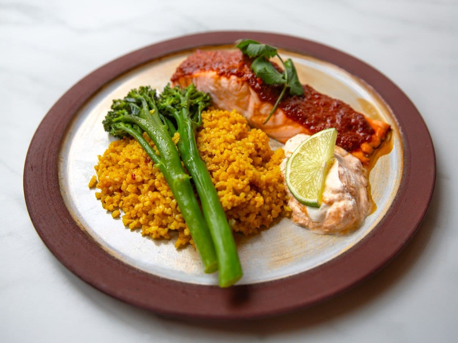 Geroosterde zalm met harissa, bulgur en broccolini