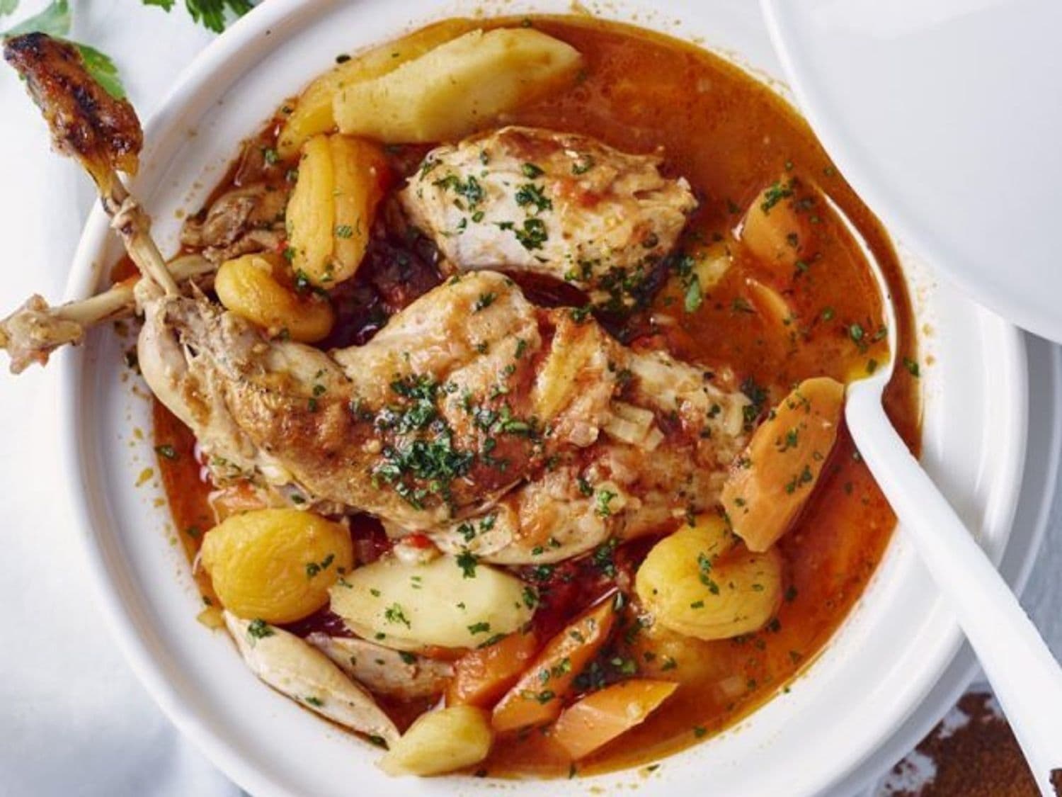 Tajine van konijn en tomaat