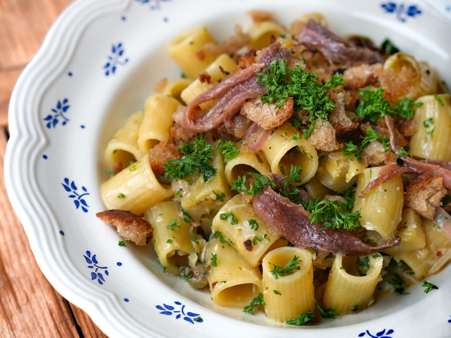 Rigatoni met ansjovis, citroen, artisjok en pangrattato