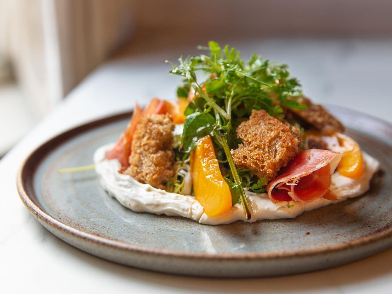 Salade met blauwe kaas, perzik en Gandaham