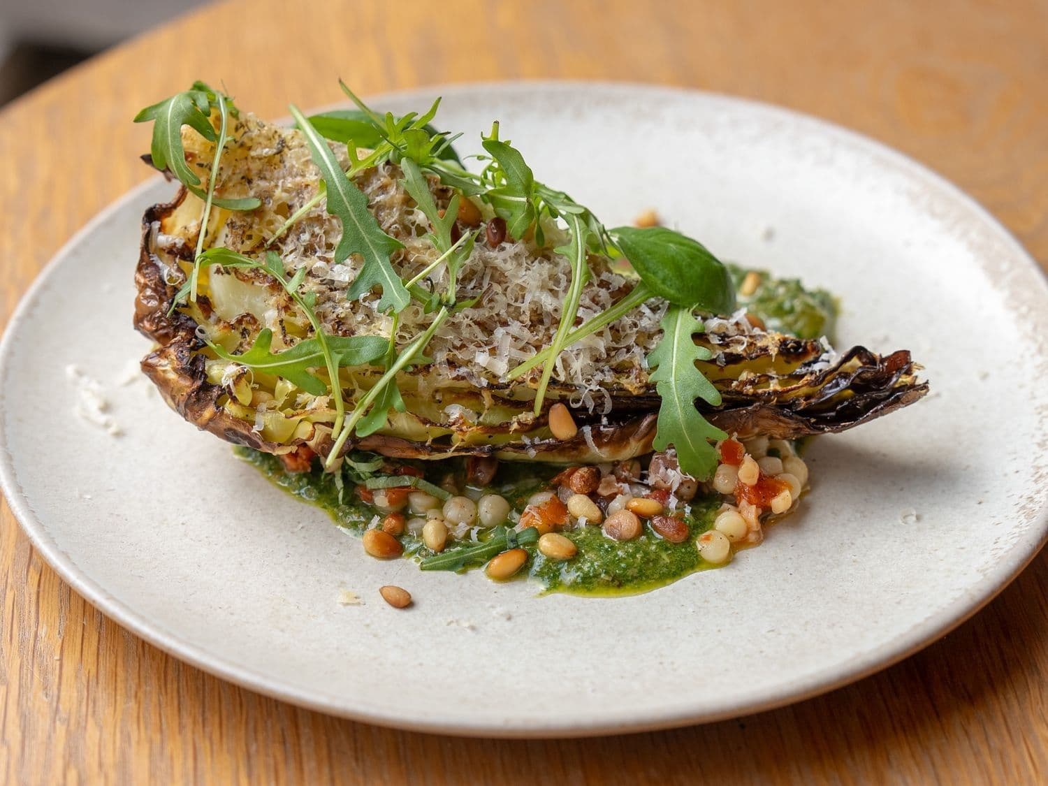 Geroosterde spitskool met parmezaan, fregola sarda en salsa verde