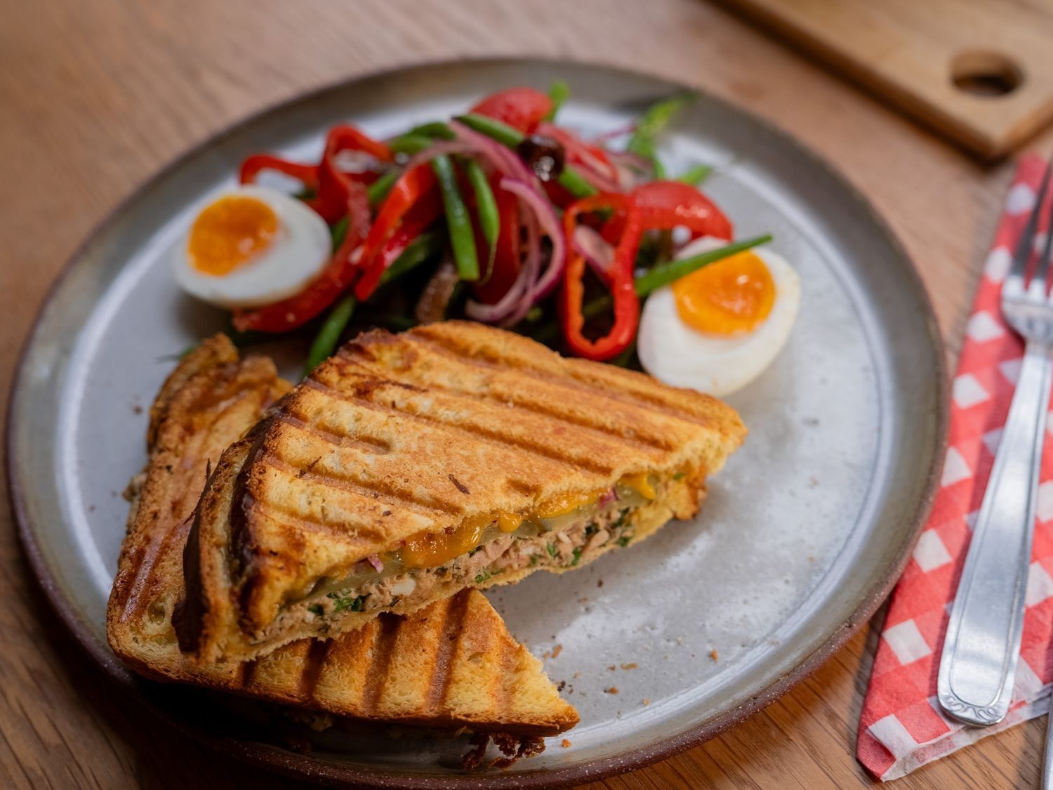 Tuna melt met salade Niçoise