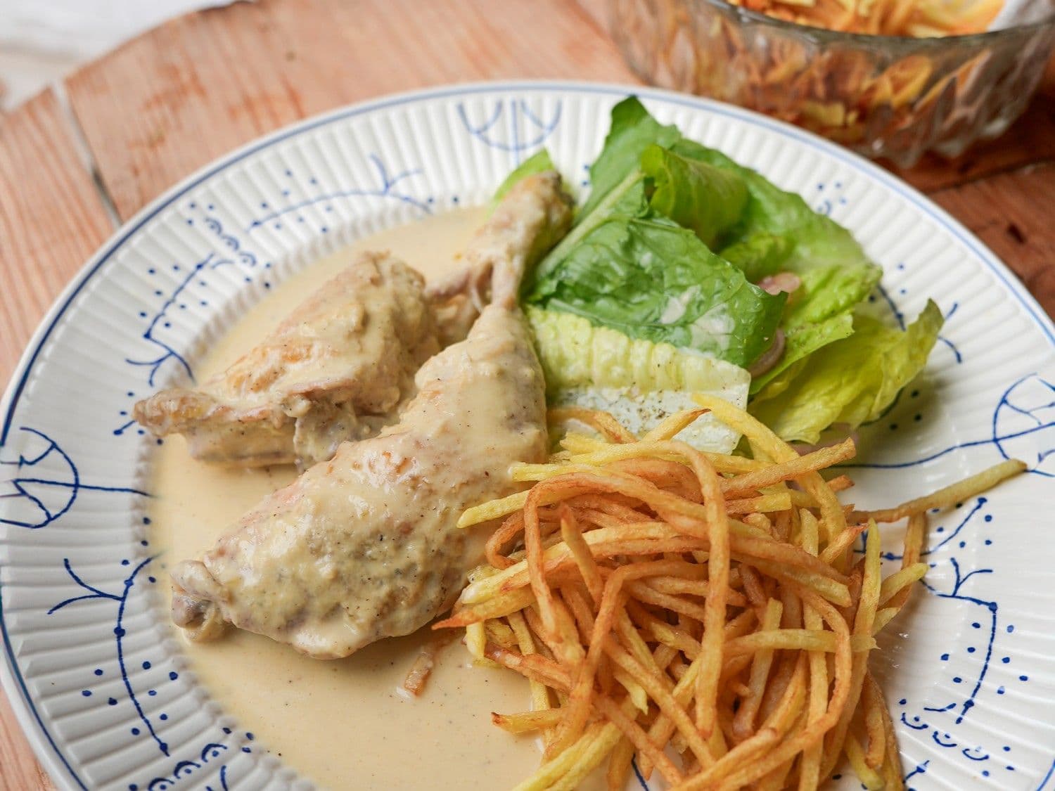 Georgische kip in looksaus, stro-aardappelen en Romeinse sla