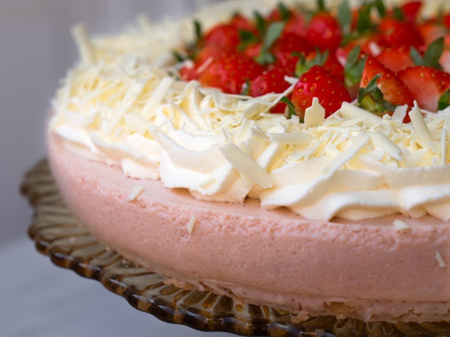 Bavarois van aardbeien met witte chocolade en slagroom