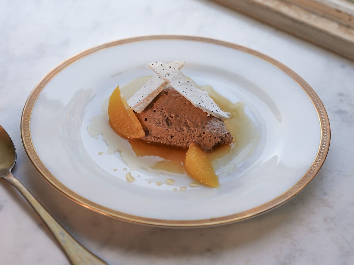 Chocolademousse, suzette saus en krokante meringue.