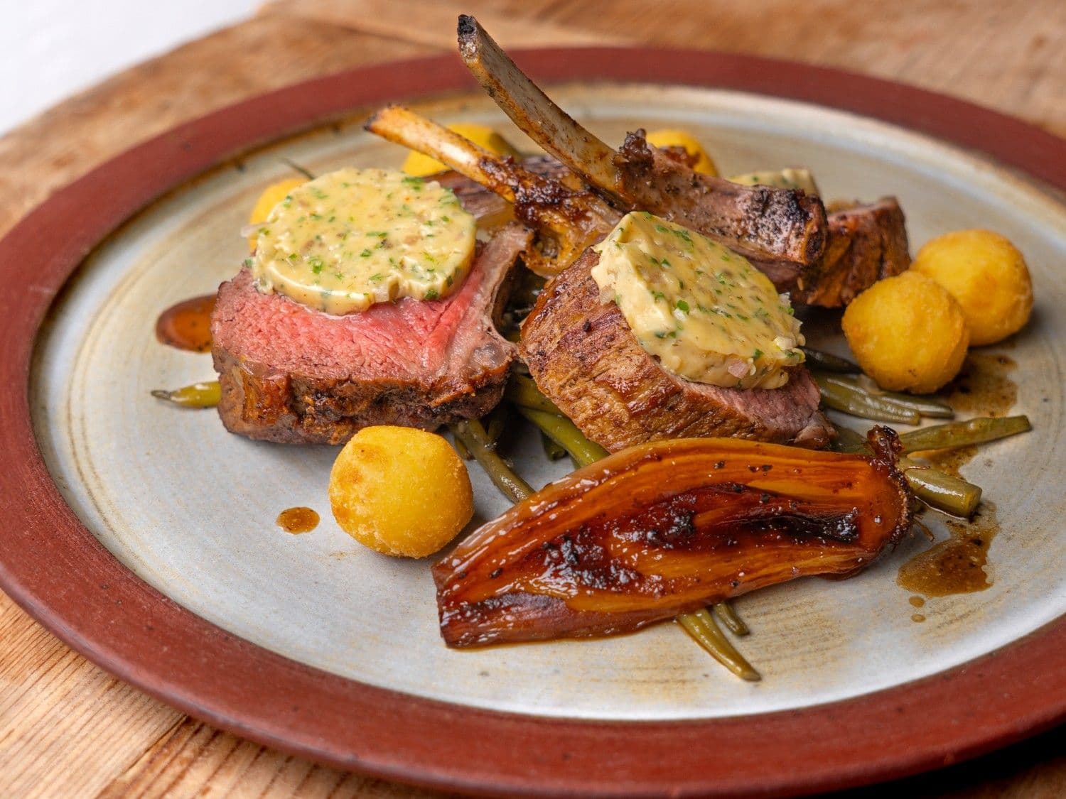 Lamskroon met ansjovisboter, boontjes en pommes noisettes