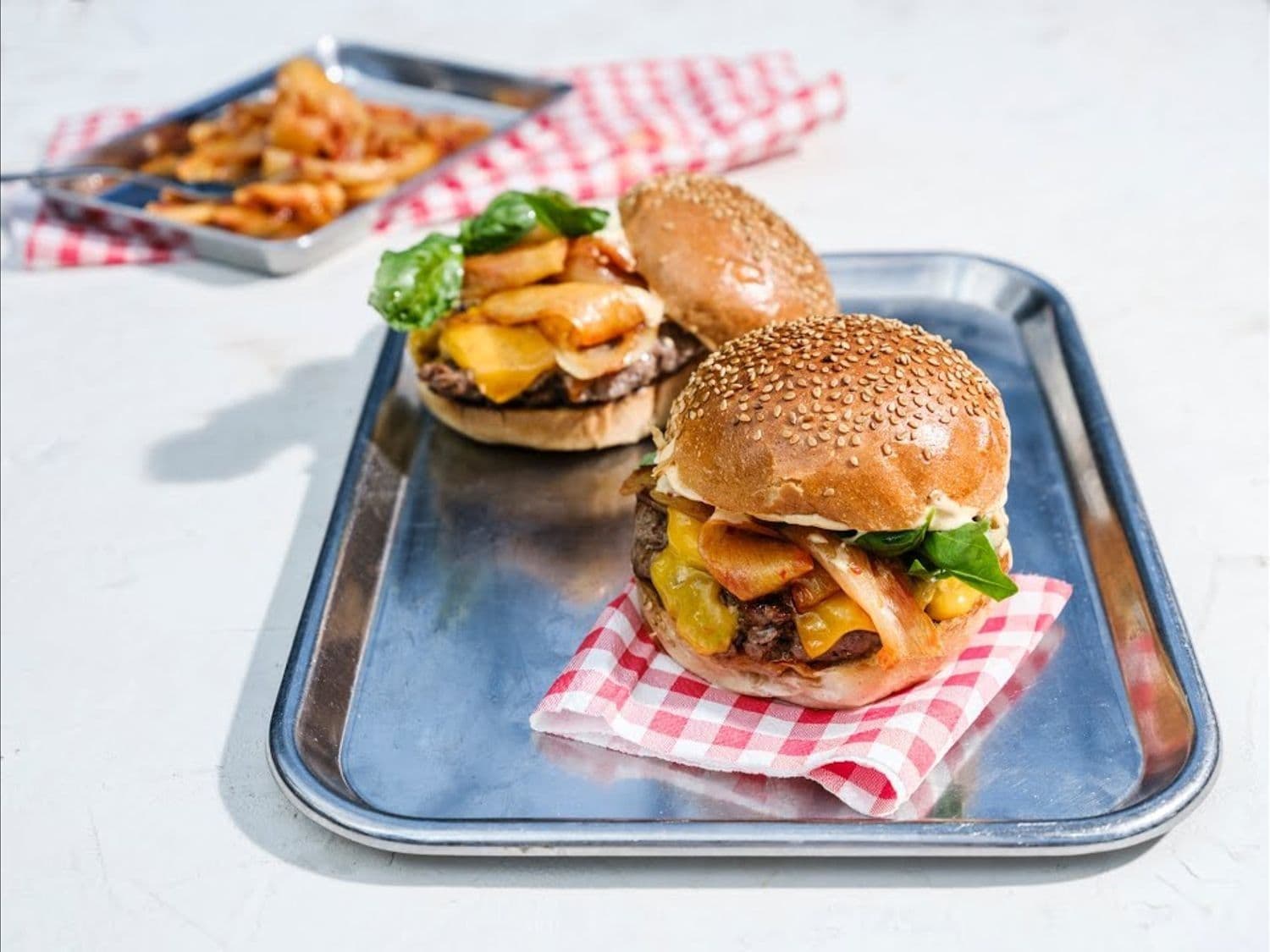 Smashed burger met kimchi van witloof