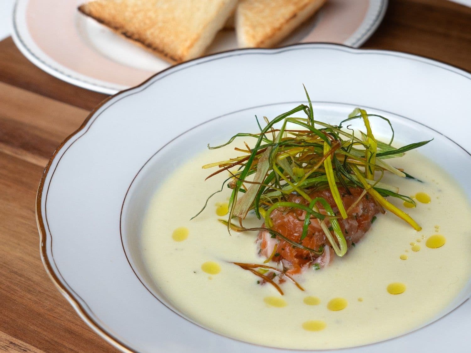 Vichyssoise met zalmtartaar, toast en krokante prei