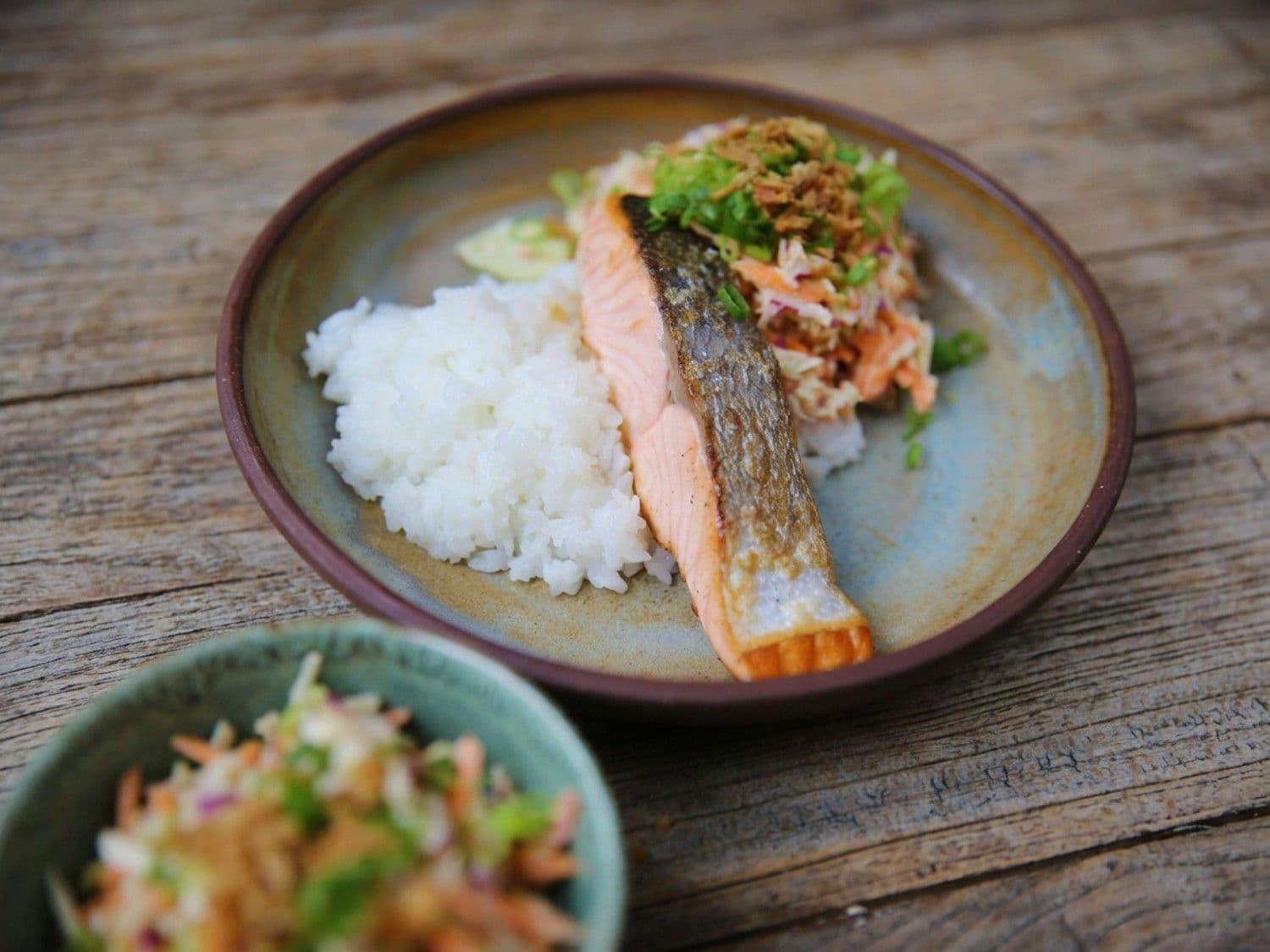 Zalm met sushirijst en oosterse coleslaw