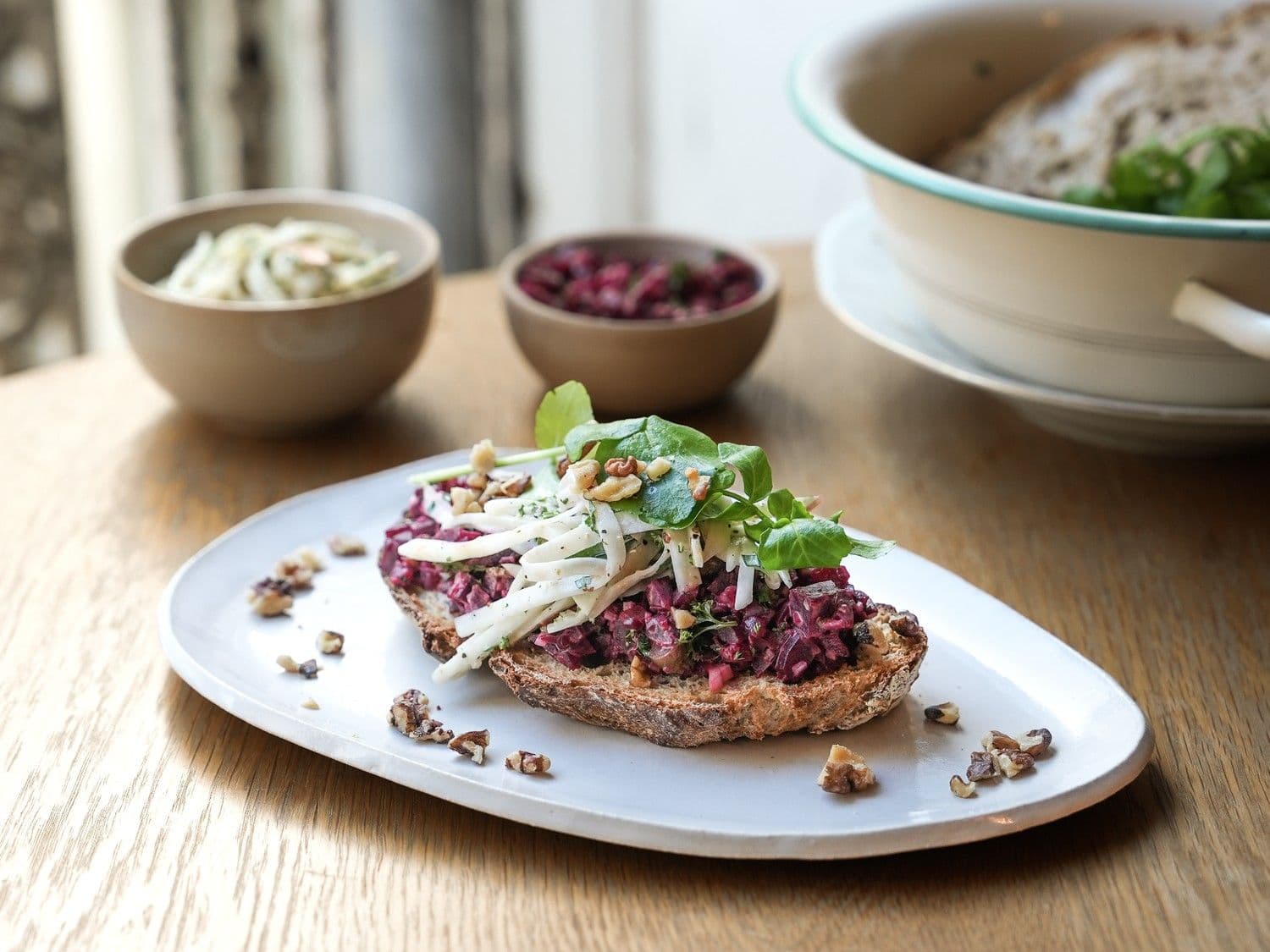 Toast met tartaar van rode biet en knolselderremoulade