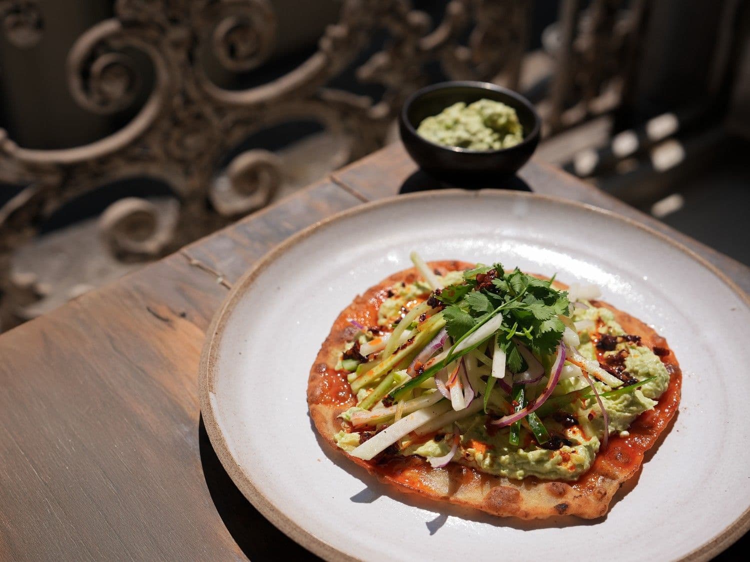 Flatbread met avocadocrème en salade van koolrabi, appel en komkommer