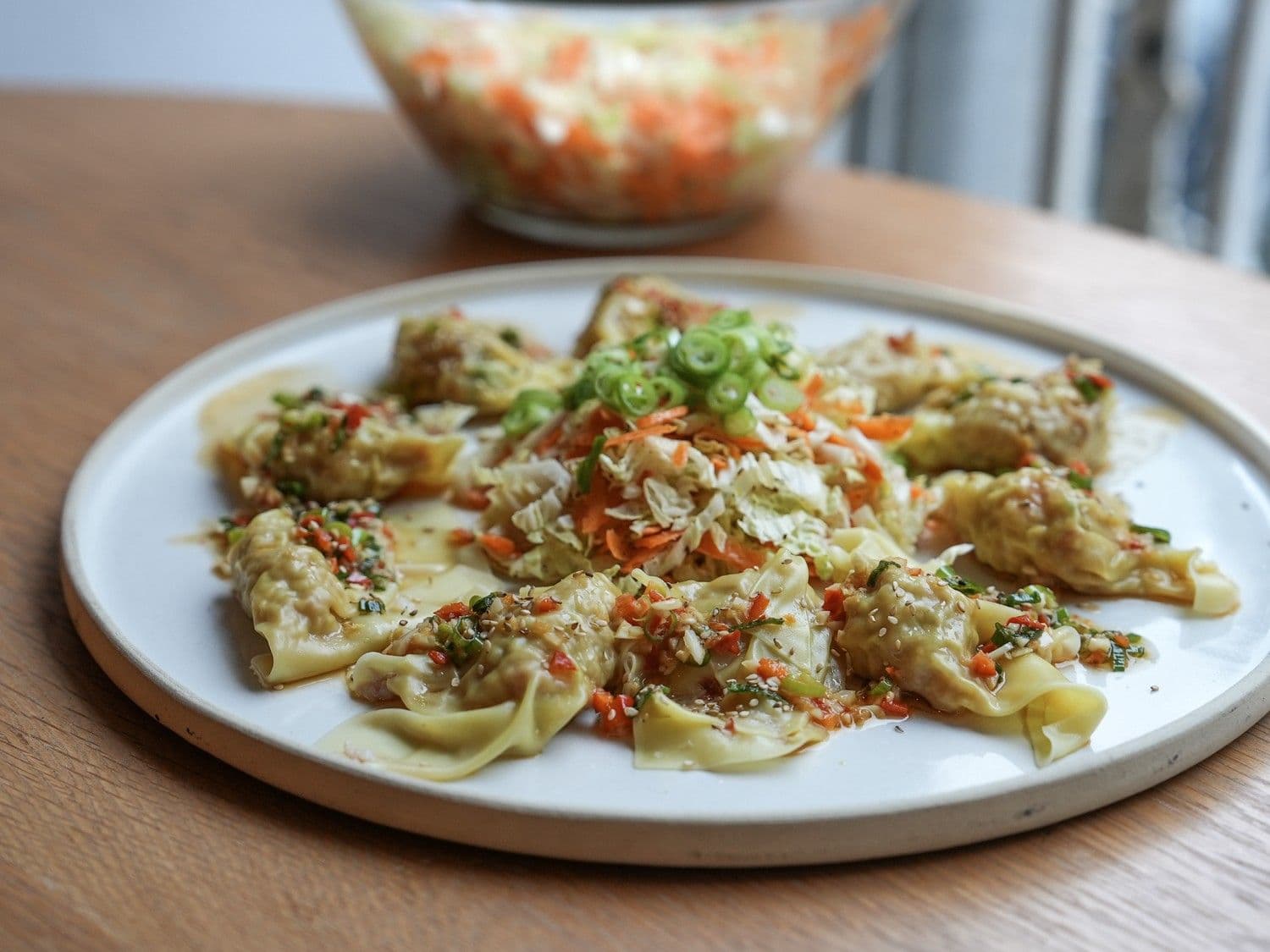 Gevulde wontons met kip en scampi, chili olie en opgelegde groenten