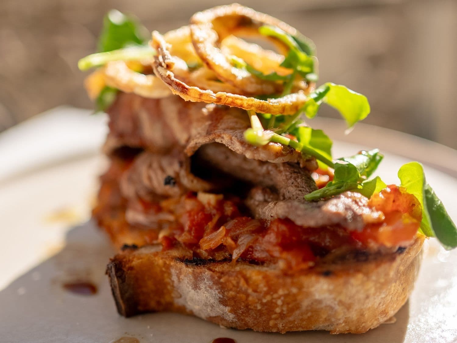 Rib eye sandwich met zoetzure tomatencompote en uiringen
