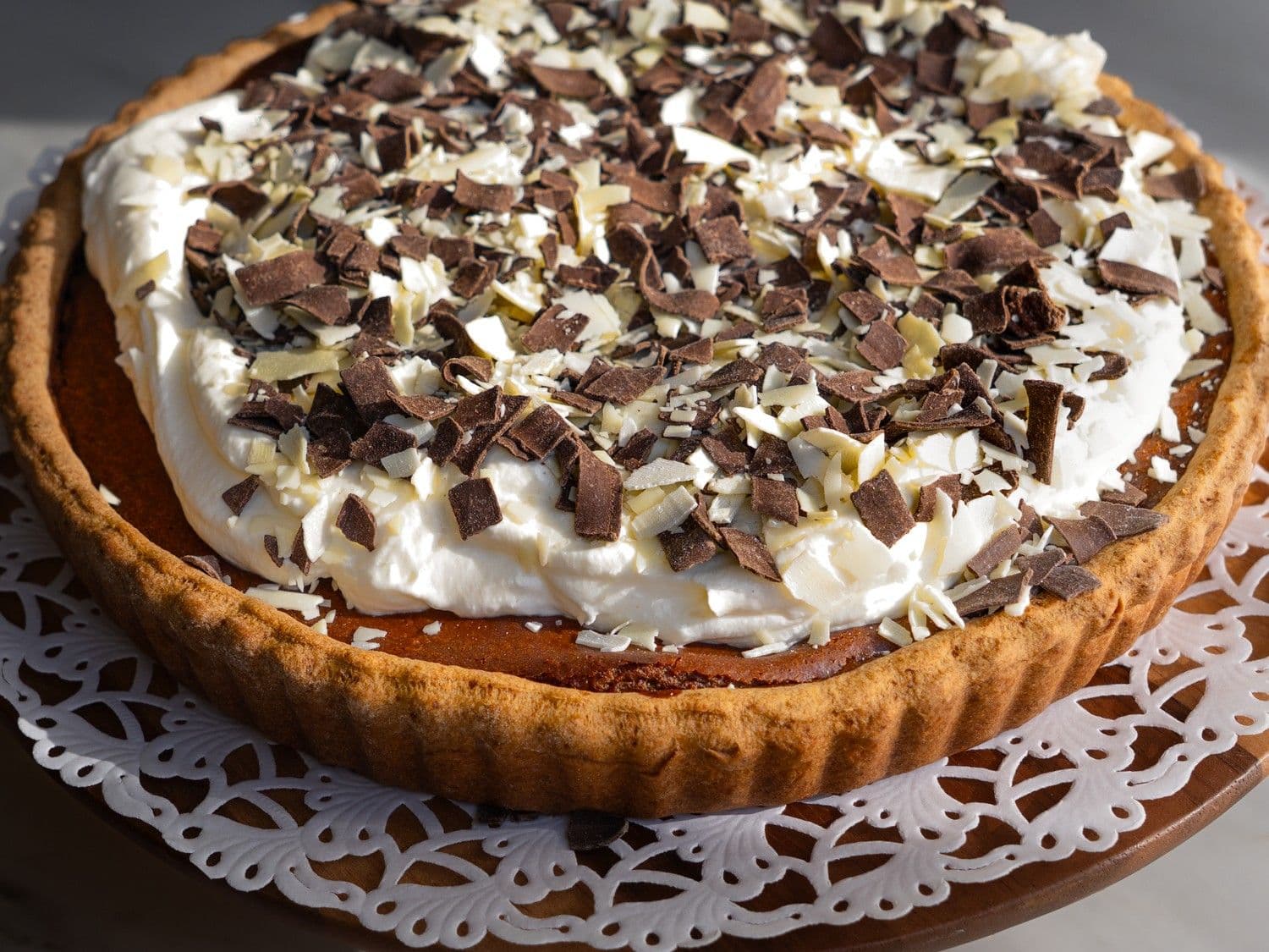 Chocoladeflan met slagroom en chocoladeschilfers