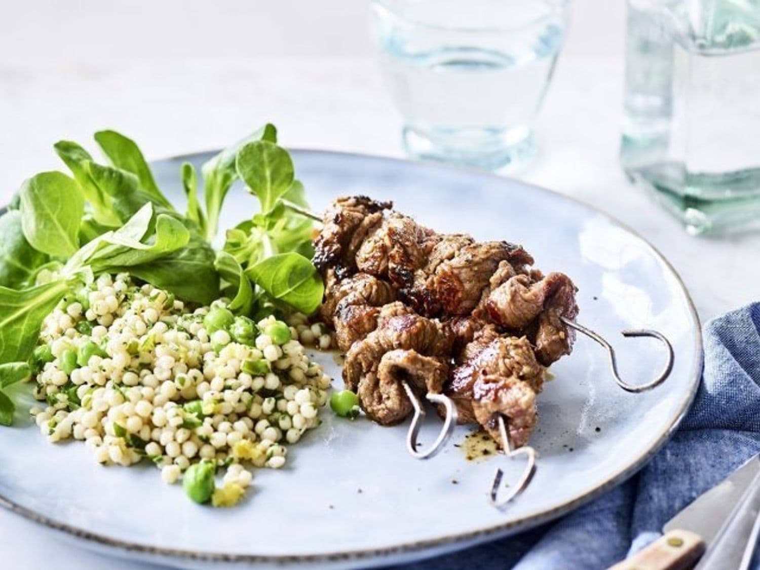 Brochette van rundvlees met salade van parelcouscous,