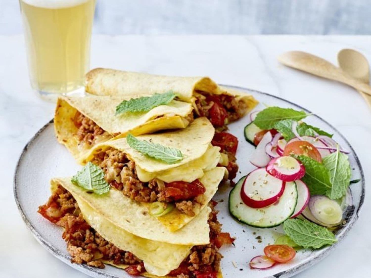 Quesadilla met gehakt en een fris groenteslaatje