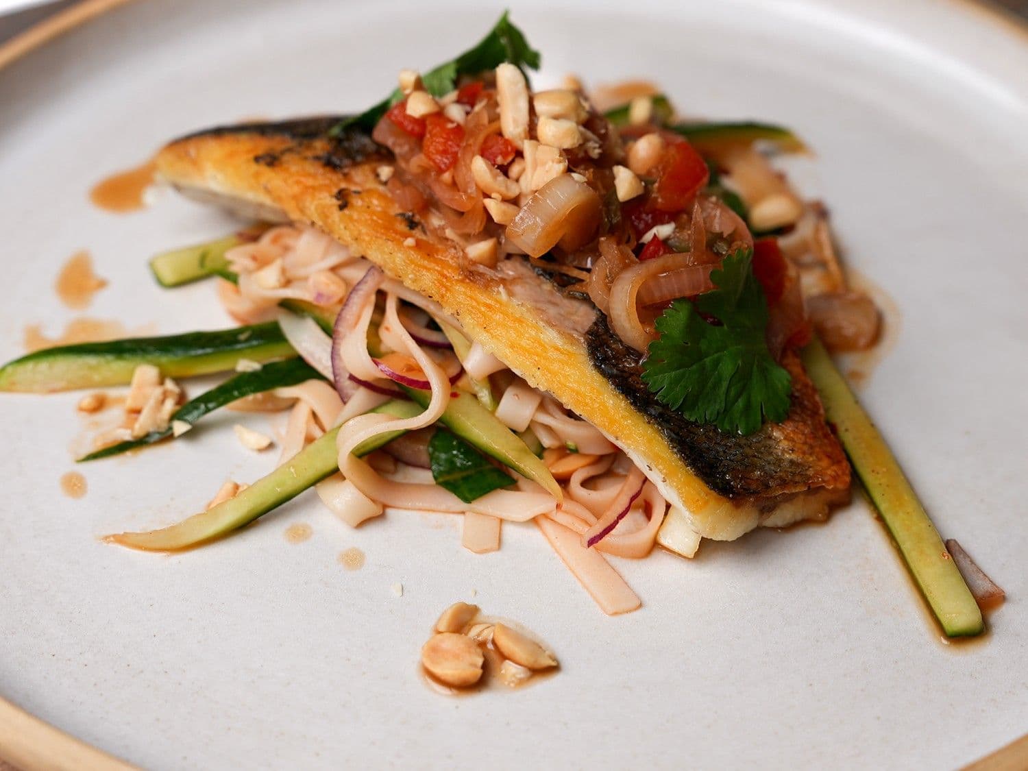 Zeebaars met Thaise vinaigrette en rijstnoedelsalade met komkommer en boksoi