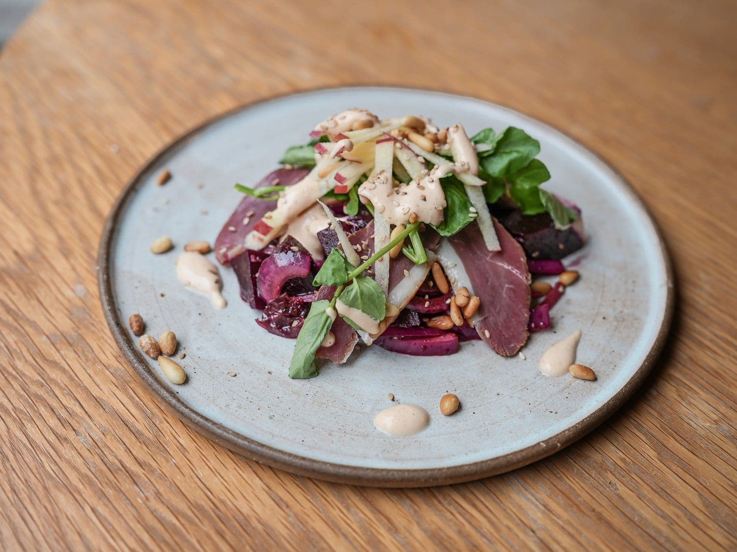 Gerookte eend, salade van rode biet, appel en veenbes en tahindressing