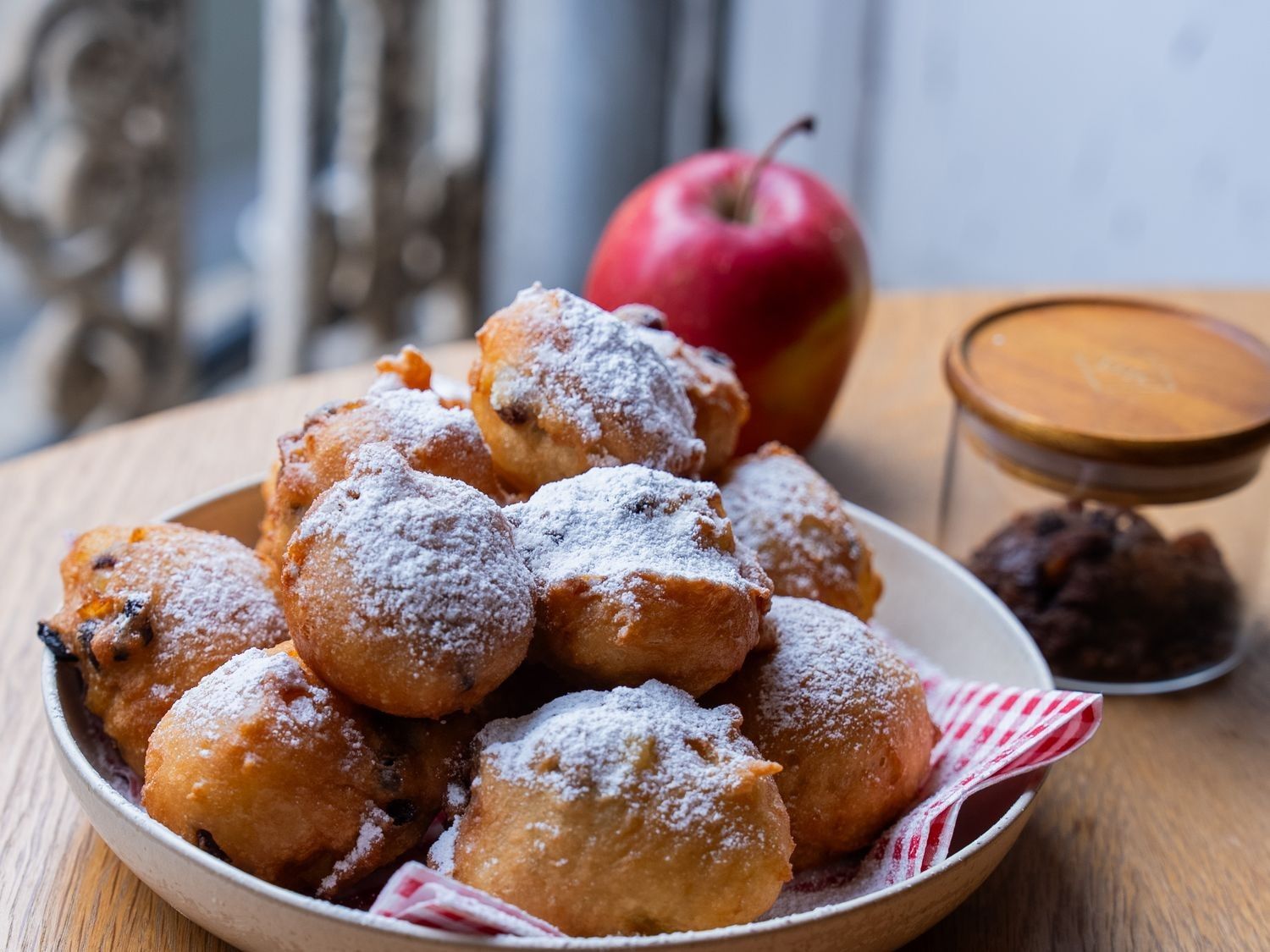 Smoutebollen met appel en rozijnen