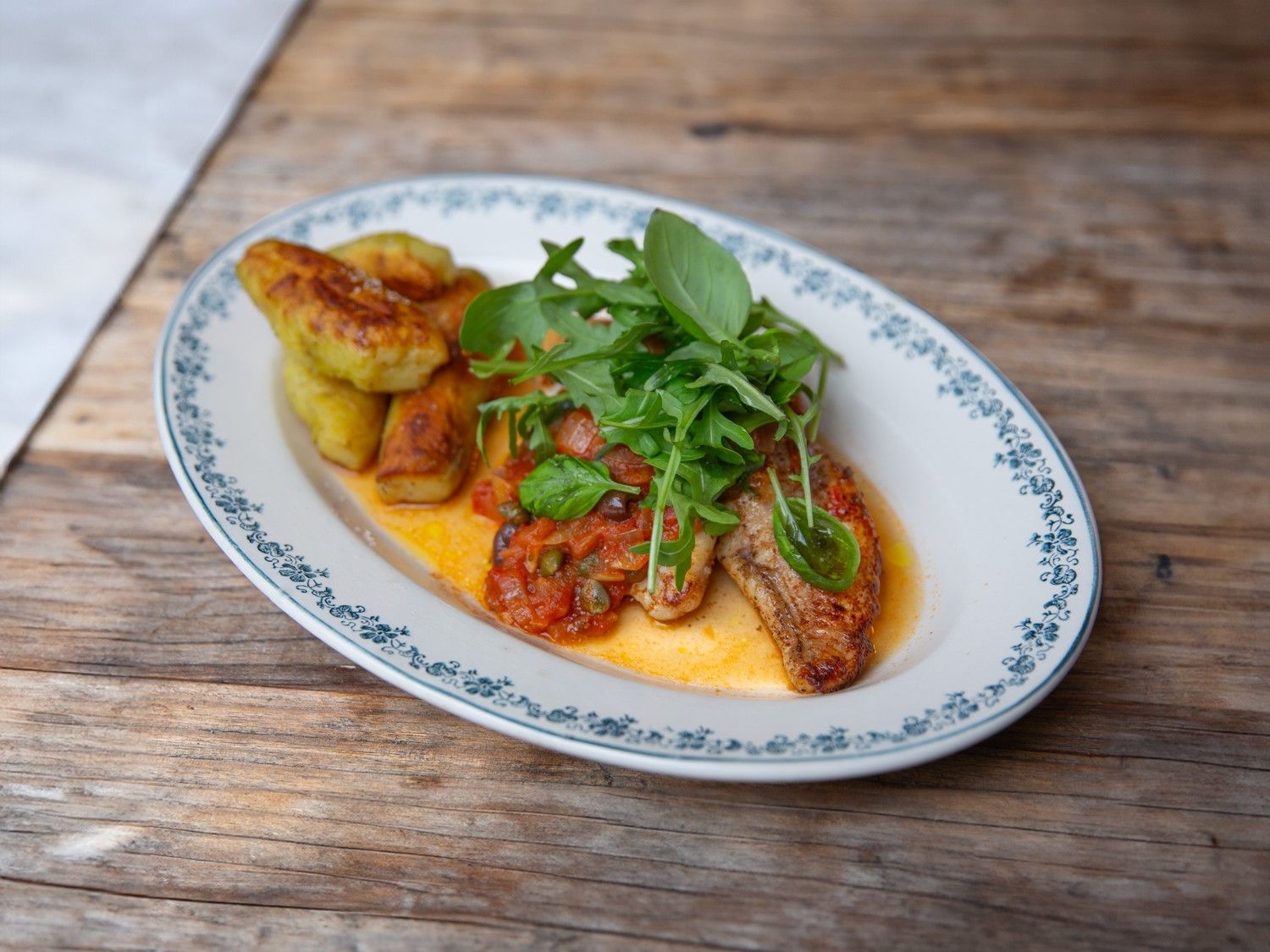 Zeeduivel puttanesca met ratte aardappelen en rucola